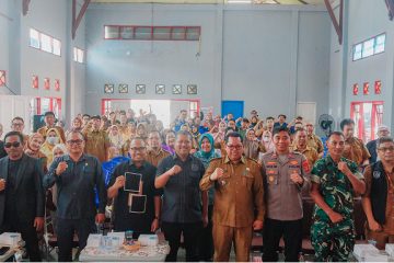 Muara Jawa, Senin 09 Februari 2026 — Pemerintah Kecamatan Muara Jawa melaksanakan kegiatan Musyawarah Perencanaan Pembangunan (Musrenbang) tingkat kecamatan sebagai forum strategis dalam merumuskan arah pembangunan daerah. Kegiatan ini menjadi wadah penting untuk menyerap aspirasi masyarakat sekaligus menyelaraskan program pembangunan antar pemangku kepentingan demi mewujudkan kemajuan Kecamatan Muara Jawa yang berkelanjutan. Musrenbang Kecamatan Muara Jawa Tahun 2026 diselenggarakan di Gedung BPU Kelurahan Muara Jawa Ulu pada Senin pagi dengan dihadiri unsur pemerintah daerah, aparat kecamatan, dunia usaha, serta perwakilan masyarakat. Forum ini menjadi bagian dari tahapan perencanaan pembangunan daerah yang berfokus pada pembahasan dan penetapan prioritas pembangunan Kecamatan Muara Jawa untuk tahun 2027.