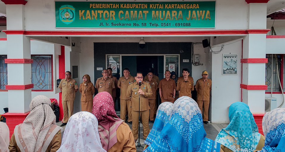 APEL SENIN PAGI PEMERINTAH KECAMATAN MUARA JAWA BAHAS PENANGANAN BANJIR DAN PERSIAPAN PEMERIKSAAN BPK 1 Muara Jawa, Senin 2 Februari 2026 - Apel Senin pagi di lingkungan Pemerintahan Kecamatan Muara Jawa kembali dilaksanakan . Kegiatan apel rutin ini berlangsung di halaman Kantor Kecamatan Muara Jawa dan diikuti oleh seluruh Aparatur Sipil Negara (ASN), Pegawai Pemerintah dengan Perjanjian Kerja (PPPK), serta tenaga non ASN yang bertugas di lingkungan Pemerintahan Kecamatan Muara Jawa.
Apel Senin pagi merupakan salah satu agenda rutin yang memiliki peran penting dalam menjaga kedisiplinan, memperkuat koordinasi, serta menyampaikan informasi strategis kepada seluruh pegawai. Pada apel kali ini, Camat Muara Jawa bertindak langsung sebagai pembina apel dan memimpin jalannya kegiatan dari awal hingga akhir dengan tertib dan lancar.