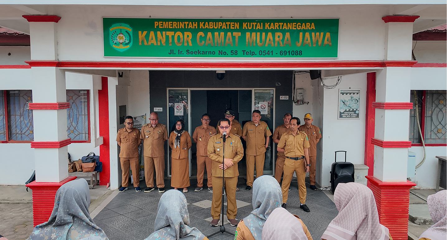 Muara Jawa, Senin 9 Februari 2026 - Pemerintah Kecamatan Muara Jawa kembali melaksanakan apel rutin hari Senin yang berlangsung di halaman Kantor Kecamatan Muara Jawa. Apel pagi ini diikuti oleh seluruh Aparatur Sipil Negara (ASN), pegawai PPPK, serta tenaga pendukung di lingkungan kecamatan. Sejak pagi hari, peserta apel telah berkumpul dengan rapi dan tertib, menunjukkan kesiapan dalam memulai aktivitas kerja di awal pekan.

Pelaksanaan apel rutin merupakan agenda yang tidak hanya bersifat seremonial, tetapi juga menjadi sarana untuk memperkuat kedisiplinan, komunikasi, serta koordinasi antarpegawai. Suasana apel berlangsung khidmat, mencerminkan keseriusan seluruh peserta dalam mengikuti setiap rangkaian kegiatan. Pada kesempatan ini, Camat Muara Jawa bertindak langsung sebagai pembina apel dan memimpin jalannya kegiatan.

Apel dimulai dengan persiapan barisan peserta, laporan komandan apel, penghormatan kepada pembina apel, hingga penyampaian amanat. Seluruh rangkaian berlangsung dengan lancar dan penuh rasa tanggung jawab. Kegiatan apel rutin ini menjadi simbol komitmen bersama dalam menjaga profesionalisme sebagai aparatur pemerintah.