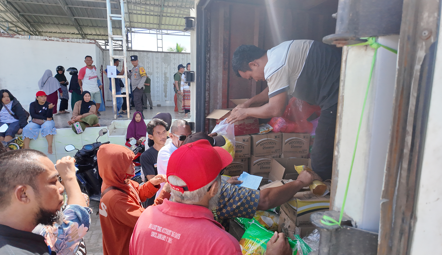 Muara Jawa Jumat, 20 Februari 2026 – Pemerintah terus menunjukkan komitmennya dalam menjaga stabilitas harga dan ketersediaan bahan pokok di tengah masyarakat. Pada hari ini, Jumat (20/02/2026), telah dilaksanakan kegiatan Operasi Pasar Murah di Lapangan Sudirman, Kelurahan Muara Jawa Ulu, Kecamatan Muara Jawa, Kabupaten Kutai Kartanegara.

Kegiatan ini merupakan bagian dari program yang diinisiasi oleh Dinas Perindustrian dan Perdagangan Kabupaten Kutai Kartanegara bekerja sama dengan Perum Bulog Samarinda serta PT KTMBS. Operasi pasar ini dilaksanakan secara serentak di beberapa kecamatan, termasuk Muara Jawa, Marangkayu, dan Sanga-Sanga.

Sejak pagi hari, masyarakat sudah mulai berdatangan ke Lapangan Sudirman untuk mendapatkan kebutuhan pokok dengan harga yang lebih terjangkau dibandingkan harga pasar pada umumnya. Antusiasme warga terlihat dari antrean yang tertib dan semangat kebersamaan yang tercipta selama kegiatan berlangsung.