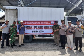 Muara Jawa Jumat, 20 Februari 2026 – Pemerintah terus menunjukkan komitmennya dalam menjaga stabilitas harga dan ketersediaan bahan pokok di tengah masyarakat. Pada hari ini, Jumat (20/02/2026), telah dilaksanakan kegiatan Operasi Pasar Murah di Lapangan Sudirman, Kelurahan Muara Jawa Ulu, Kecamatan Muara Jawa, Kabupaten Kutai Kartanegara. Kegiatan ini merupakan bagian dari program yang diinisiasi oleh Dinas Perindustrian dan Perdagangan Kabupaten Kutai Kartanegara bekerja sama dengan Perum Bulog Samarinda serta PT KTMBS. Operasi pasar ini dilaksanakan secara serentak di beberapa kecamatan, termasuk Muara Jawa, Marangkayu, dan Sanga-Sanga. Sejak pagi hari, masyarakat sudah mulai berdatangan ke Lapangan Sudirman untuk mendapatkan kebutuhan pokok dengan harga yang lebih terjangkau dibandingkan harga pasar pada umumnya. Antusiasme warga terlihat dari antrean yang tertib dan semangat kebersamaan yang tercipta selama kegiatan berlangsung.