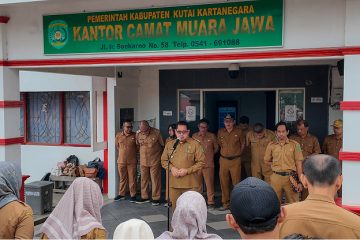 Muara Jawa, Senin 9 Februari 2026 - Pemerintah Kecamatan Muara Jawa kembali melaksanakan apel rutin hari Senin yang berlangsung di halaman Kantor Kecamatan Muara Jawa. Apel pagi ini diikuti oleh seluruh Aparatur Sipil Negara (ASN), pegawai PPPK, serta tenaga pendukung di lingkungan kecamatan. Sejak pagi hari, peserta apel telah berkumpul dengan rapi dan tertib, menunjukkan kesiapan dalam memulai aktivitas kerja di awal pekan. Pelaksanaan apel rutin merupakan agenda yang tidak hanya bersifat seremonial, tetapi juga menjadi sarana untuk memperkuat kedisiplinan, komunikasi, serta koordinasi antarpegawai. Suasana apel berlangsung khidmat, mencerminkan keseriusan seluruh peserta dalam mengikuti setiap rangkaian kegiatan. Pada kesempatan ini, Camat Muara Jawa bertindak langsung sebagai pembina apel dan memimpin jalannya kegiatan. Apel dimulai dengan persiapan barisan peserta, laporan komandan apel, penghormatan kepada pembina apel, hingga penyampaian amanat. Seluruh rangkaian berlangsung dengan lancar dan penuh rasa tanggung jawab. Kegiatan apel rutin ini menjadi simbol komitmen bersama dalam menjaga profesionalisme sebagai aparatur pemerintah.