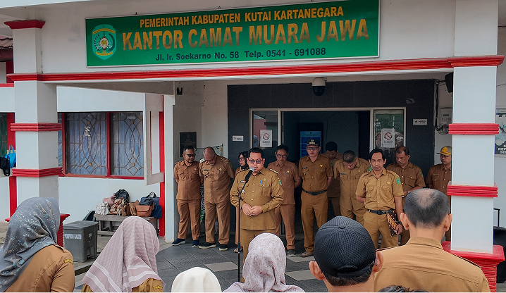 APEL SENIN PAGI : CAMAT MUARA JAWA TEKANKAN DISIPLIN, SOLIDITAS, DAN PELAYANAN PRIMA