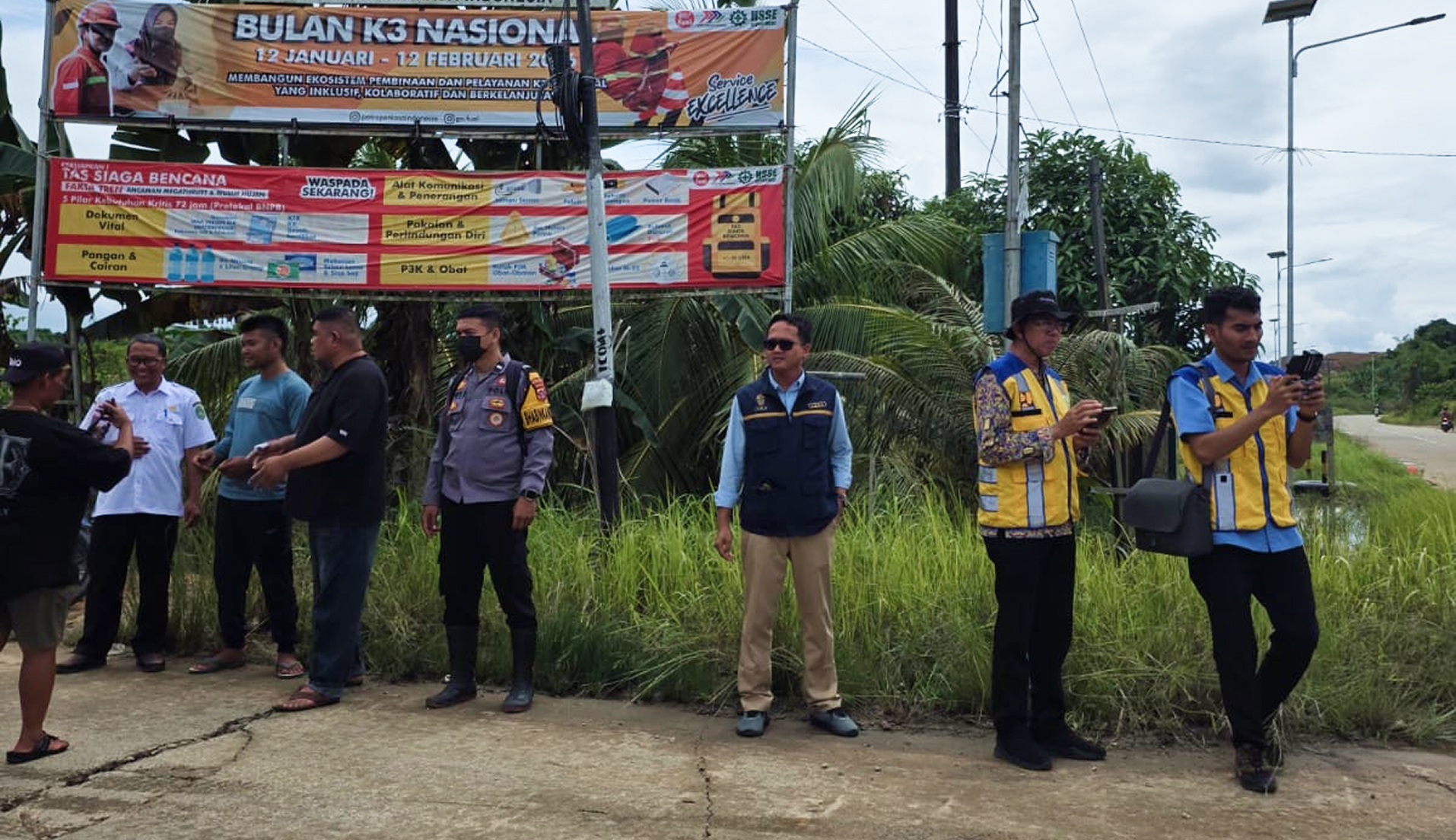 Muara Jawa, Rabu, 4 Februari 2026 — Direktorat Lingkungan Hidup dan Penanggulangan Bencana Otorita Ibu Kota Nusantara (OIKN) didampingi Camat Muara Jawa melaksanakan peninjauan lapangan ke daerah rawan banjir di Kelurahan Muara Kembang, Kecamatan Muara Jawa. Kegiatan ini merupakan bagian dari langkah strategis dalam mengidentifikasi kondisi lingkungan serta memperkuat upaya mitigasi bencana di wilayah yang memiliki potensi kerawanan banjir.

Peninjauan ini dihadiri oleh jajaran Direktorat Lingkungan Hidup dan Penanggulangan Bencana OIKN, perwakilan Pemerintah Kecamatan Muara Jawa, aparatur kelurahan, serta unsur terkait lainnya. Kegiatan berlangsung dengan fokus pada observasi langsung kondisi wilayah, sistem drainase, karakteristik aliran air, serta potensi risiko yang dapat berdampak pada permukiman warga.