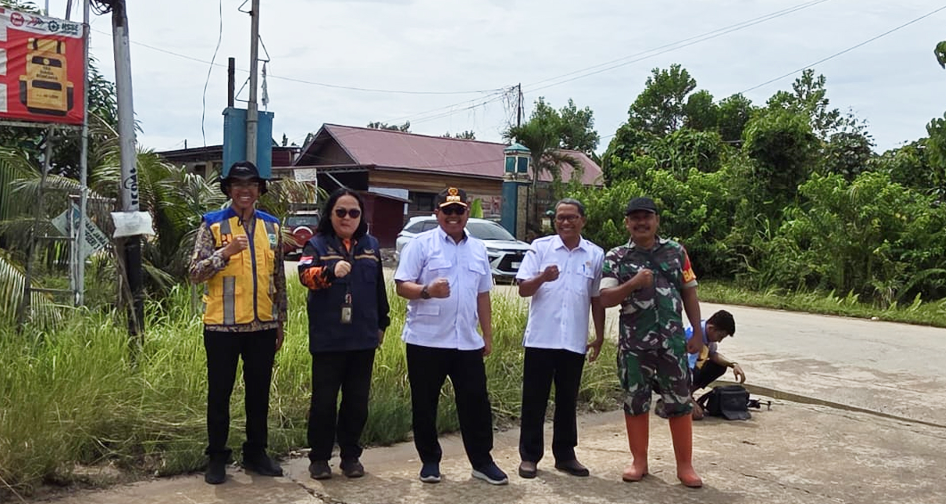 Muara Jawa, Rabu, 4 Februari 2026 — Direktorat Lingkungan Hidup dan Penanggulangan Bencana Otorita Ibu Kota Nusantara (OIKN) didampingi Camat Muara Jawa melaksanakan peninjauan lapangan ke daerah rawan banjir di Kelurahan Muara Kembang, Kecamatan Muara Jawa. Kegiatan ini merupakan bagian dari langkah strategis dalam mengidentifikasi kondisi lingkungan serta memperkuat upaya mitigasi bencana di wilayah yang memiliki potensi kerawanan banjir.

Peninjauan ini dihadiri oleh jajaran Direktorat Lingkungan Hidup dan Penanggulangan Bencana OIKN, perwakilan Pemerintah Kecamatan Muara Jawa, aparatur kelurahan, serta unsur terkait lainnya. Kegiatan berlangsung dengan fokus pada observasi langsung kondisi wilayah, sistem drainase, karakteristik aliran air, serta potensi risiko yang dapat berdampak pada permukiman warga.