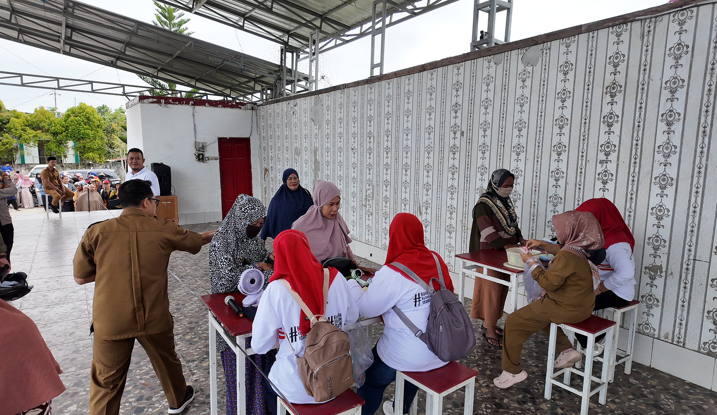 Muara Jawa, Selasa 10 Maret 2026 - Kecamatan Muara Jawa kembali menjadi lokasi pelaksanaan kegiatan Operasi Pasar Murah dan distribusi Gas LPG 3 Kilogram yang dilaksanakan pada Selasa, 10 Maret 2026, bertempat di Lapangan Sudirman Kecamatan Muara Jawa. Kegiatan ini merupakan hasil kolaborasi antara Otorita Ibu Kota Nusantara (OIKN) bersama Dinas Perindustrian dan Perdagangan (Disperindag) Kabupaten Kutai Kartanegara sebagai bentuk kepedulian terhadap masyarakat dalam menjaga stabilitas harga bahan pokok serta memastikan ketersediaan gas LPG bersubsidi.

Kegiatan ini disambut antusias oleh masyarakat Kecamatan Muara Jawa yang sejak pagi hari telah datang ke lokasi untuk mendapatkan berbagai kebutuhan pokok dengan harga terjangkau. Operasi pasar murah ini menjadi salah satu langkah nyata pemerintah dan mitra terkait dalam membantu masyarakat, khususnya di tengah meningkatnya kebutuhan menjelang bulan suci Ramadan.

Melalui kegiatan ini, masyarakat dapat membeli berbagai bahan pokok penting dengan harga yang lebih rendah dibandingkan harga pasar. Selain itu, kegiatan ini juga menjadi sarana untuk memastikan distribusi LPG 3 kilogram tetap tepat sasaran bagi masyarakat yang membutuhkan.