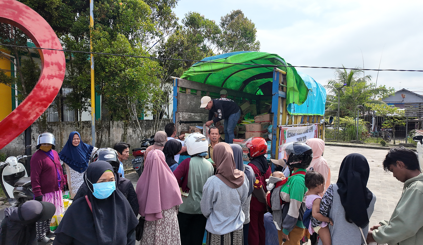 Muara Jawa, Selasa 10 Maret 2026 - Kecamatan Muara Jawa kembali menjadi lokasi pelaksanaan kegiatan Operasi Pasar Murah dan LPG 3 Kg yang dilaksanakan pada Selasa, 10 Maret 2026, bertempat di Lapangan Sudirman Kecamatan Muara Jawa. Kegiatan ini merupakan hasil kolaborasi antara Otorita Ibu Kota Nusantara (OIKN) bersama Dinas Perindustrian dan Perdagangan (Disperindag) Kabupaten Kutai Kartanegara sebagai bentuk kepedulian terhadap masyarakat dalam menjaga stabilitas harga bahan pokok serta memastikan ketersediaan gas LPG bersubsidi.

Kegiatan ini disambut antusias oleh masyarakat Kecamatan Muara Jawa yang sejak pagi hari telah datang ke lokasi untuk mendapatkan berbagai kebutuhan pokok dengan harga terjangkau. Operasi pasar murah ini menjadi salah satu langkah nyata pemerintah dan mitra terkait dalam membantu masyarakat, khususnya di tengah meningkatnya kebutuhan menjelang bulan suci Ramadan.

Melalui kegiatan ini, masyarakat dapat membeli berbagai bahan pokok penting dengan harga yang lebih rendah dibandingkan harga pasar. Selain itu, kegiatan ini juga menjadi sarana untuk memastikan distribusi LPG 3 kilogram tetap tepat sasaran bagi masyarakat yang membutuhkan.