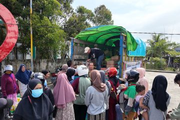 Muara Jawa, Selasa 10 Maret 2026 - Kecamatan Muara Jawa kembali menjadi lokasi pelaksanaan kegiatan Operasi Pasar Murah dan distribusi Gas LPG 3 Kilogram yang dilaksanakan pada Selasa, 10 Maret 2026, bertempat di Lapangan Sudirman Kecamatan Muara Jawa. Kegiatan ini merupakan hasil kolaborasi antara Otorita Ibu Kota Nusantara (OIKN) bersama Dinas Perindustrian dan Perdagangan (Disperindag) Kabupaten Kutai Kartanegara sebagai bentuk kepedulian terhadap masyarakat dalam menjaga stabilitas harga bahan pokok serta memastikan ketersediaan gas LPG bersubsidi. Kegiatan ini disambut antusias oleh masyarakat Kecamatan Muara Jawa yang sejak pagi hari telah datang ke lokasi untuk mendapatkan berbagai kebutuhan pokok dengan harga terjangkau. Operasi pasar murah ini menjadi salah satu langkah nyata pemerintah dan mitra terkait dalam membantu masyarakat, khususnya di tengah meningkatnya kebutuhan menjelang bulan suci Ramadan. Melalui kegiatan ini, masyarakat dapat membeli berbagai bahan pokok penting dengan harga yang lebih rendah dibandingkan harga pasar. Selain itu, kegiatan ini juga menjadi sarana untuk memastikan distribusi LPG 3 kilogram tetap tepat sasaran bagi masyarakat yang membutuhkan.