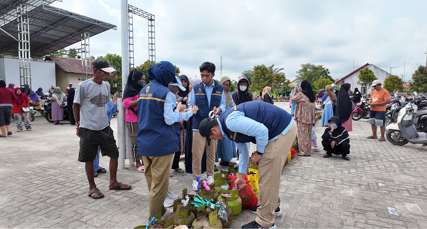 Muara Jawa, Selasa 10 Maret 2026 - Kecamatan Muara Jawa kembali menjadi lokasi pelaksanaan kegiatan Operasi Pasar Murah dan distribusi Gas LPG 3 Kilogram yang dilaksanakan pada Selasa, 10 Maret 2026, bertempat di Lapangan Sudirman Kecamatan Muara Jawa. Kegiatan ini merupakan hasil kolaborasi antara Otorita Ibu Kota Nusantara (OIKN) bersama Dinas Perindustrian dan Perdagangan (Disperindag) Kabupaten Kutai Kartanegara sebagai bentuk kepedulian terhadap masyarakat dalam menjaga stabilitas harga bahan pokok serta memastikan ketersediaan gas LPG bersubsidi.

Kegiatan ini disambut antusias oleh masyarakat Kecamatan Muara Jawa yang sejak pagi hari telah datang ke lokasi untuk mendapatkan berbagai kebutuhan pokok dengan harga terjangkau. Operasi pasar murah ini menjadi salah satu langkah nyata pemerintah dan mitra terkait dalam membantu masyarakat, khususnya di tengah meningkatnya kebutuhan menjelang bulan suci Ramadan.

Melalui kegiatan ini, masyarakat dapat membeli berbagai bahan pokok penting dengan harga yang lebih rendah dibandingkan harga pasar. Selain itu, kegiatan ini juga menjadi sarana untuk memastikan distribusi LPG 3 kilogram tetap tepat sasaran bagi masyarakat yang membutuhkan.