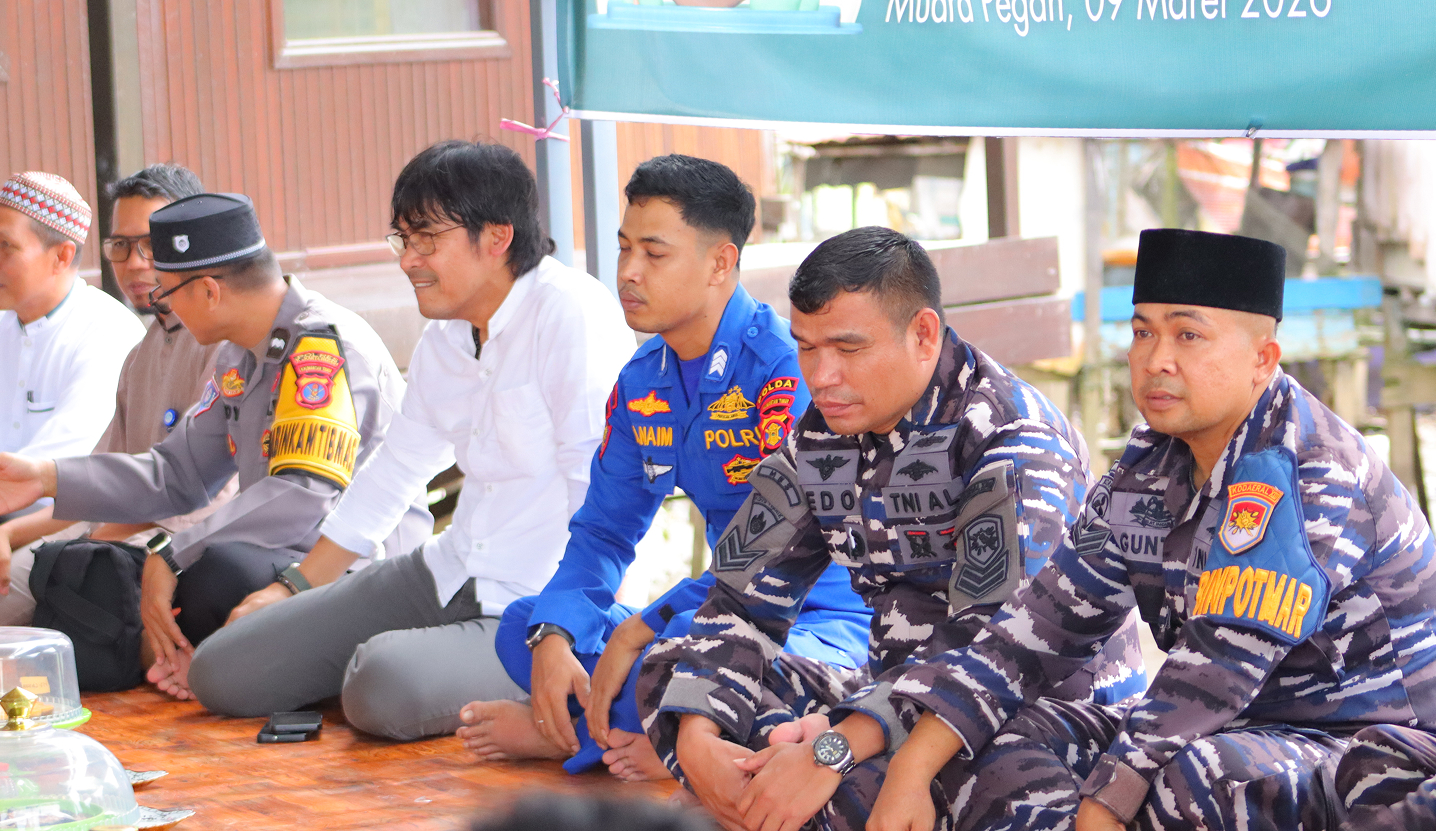 Muara Jawa, Senin 9 Maret 2026 – Pemerintah Kecamatan Muara Jawa kembali melaksanakan rangkaian kegiatan Safari Ramadhan 1447 Hijriah/2026 Masehi yang kali ini dilaksanakan di wilayah Kelurahan Muara Kembang, tepatnya di Masjid Al Ikhlas, Muara Pegah. Kegiatan ini merupakan bagian dari agenda tahunan Pemerintah Kecamatan Muara Jawa dalam menyemarakkan bulan suci Ramadhan sekaligus mempererat hubungan silaturahmi antara pemerintah, perusahaan, aparat keamanan, dan masyarakat.

Safari Ramadhan kali ini dihadiri oleh Pemerintah Kecamatan Muara Jawa, manajemen Pertamina Hulu Mahakam, Polairud, TNI AL, Polsek Muara Jawa, TNI AD, serta masyarakat Muara Pegah yang turut memeriahkan kegiatan tersebut dengan penuh antusias. Kehadiran berbagai unsur tersebut menunjukkan kuatnya sinergi antara pemerintah, dunia usaha, aparat keamanan, dan masyarakat dalam membangun kebersamaan di wilayah Kecamatan Muara Jawa.