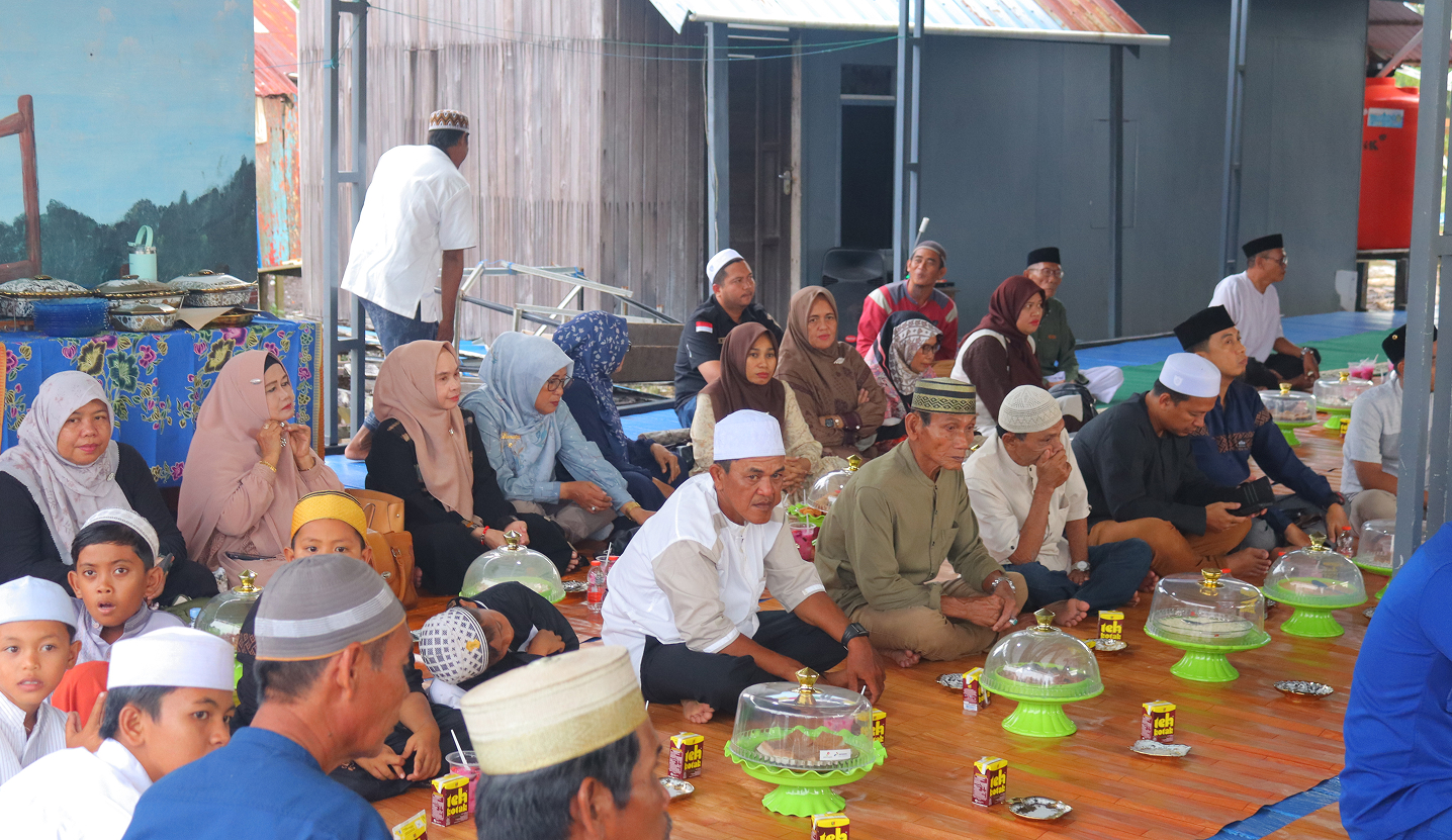 Muara Jawa, Senin 9 Maret 2026 – Pemerintah Kecamatan Muara Jawa kembali melaksanakan rangkaian kegiatan Safari Ramadhan 1447 Hijriah/2026 Masehi yang kali ini dilaksanakan di wilayah Kelurahan Muara Kembang, tepatnya di Masjid Al Ikhlas, Muara Pegah. Kegiatan ini merupakan bagian dari agenda tahunan Pemerintah Kecamatan Muara Jawa dalam menyemarakkan bulan suci Ramadhan sekaligus mempererat hubungan silaturahmi antara pemerintah, perusahaan, aparat keamanan, dan masyarakat.

Safari Ramadhan kali ini dihadiri oleh Pemerintah Kecamatan Muara Jawa, manajemen Pertamina Hulu Mahakam, Polairud, TNI AL, Polsek Muara Jawa, TNI AD, serta masyarakat Muara Pegah yang turut memeriahkan kegiatan tersebut dengan penuh antusias. Kehadiran berbagai unsur tersebut menunjukkan kuatnya sinergi antara pemerintah, dunia usaha, aparat keamanan, dan masyarakat dalam membangun kebersamaan di wilayah Kecamatan Muara Jawa.