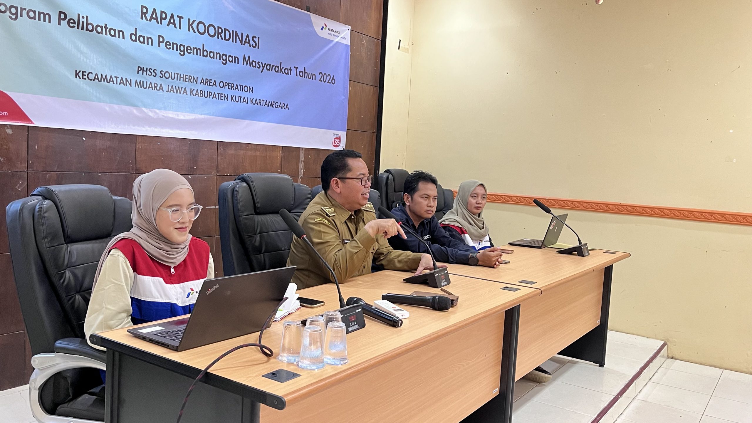 Muara Jawa, Selasa 3 Maret 2026 – Pemerintah Kecamatan Muara Jawa menghadiri dan mengikuti Rapat Koordinasi Program Pelibatan dan Pengembangan Masyarakat (PPM) Tahun 2026 yang diselenggarakan oleh Pertamina Hulu Sanga Sanga (PHSS) Southern Area Operation. Kegiatan ini menjadi momentum penting dalam memperkuat sinergi antara perusahaan dan pemerintah daerah guna mendorong pembangunan yang berkelanjutan serta meningkatkan kesejahteraan masyarakat di wilayah Kecamatan Muara Jawa.

Rapat koordinasi yang dilaksanakan di wilayah Kecamatan Muara Jawa tersebut dihadiri oleh unsur pimpinan dan staf Kecamatan, perwakilan kelurahan, tokoh masyarakat, serta jajaran manajemen PHSS Southern Area Operation. Pertemuan ini bertujuan untuk menyelaraskan rencana program PPM tahun 2026 agar sesuai dengan kebutuhan riil masyarakat dan sejalan dengan arah kebijakan pembangunan daerah.