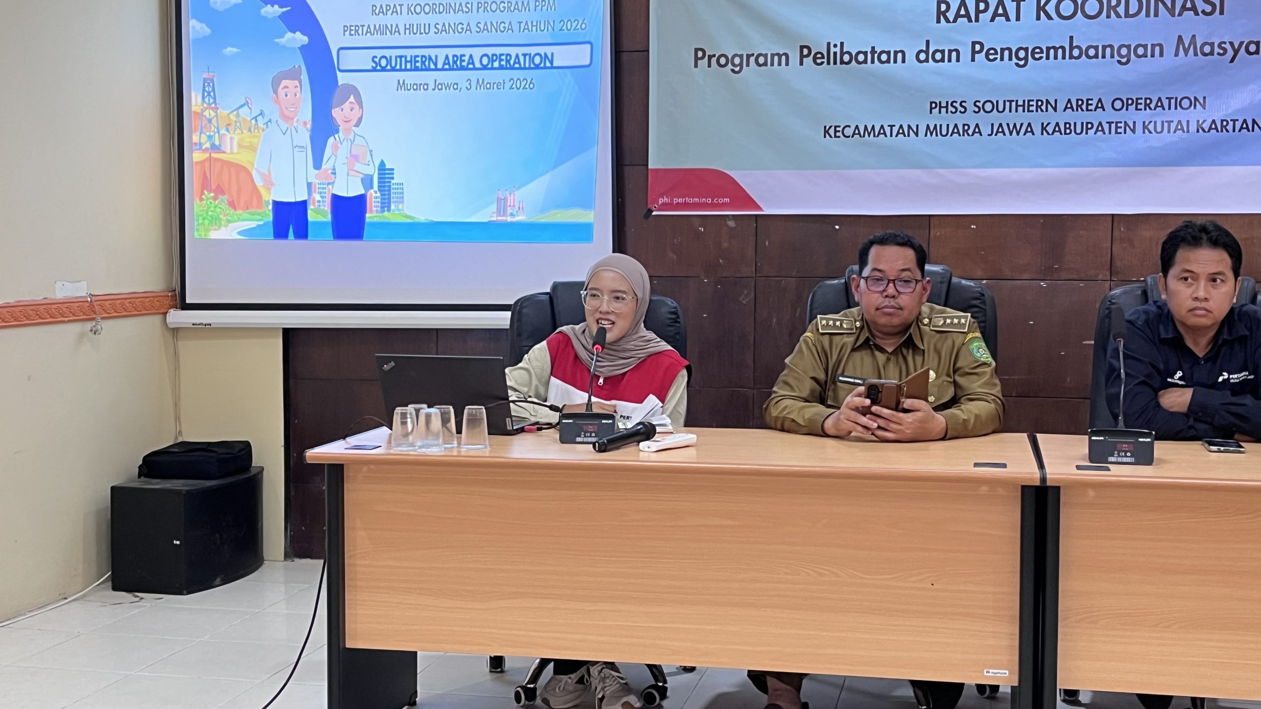 Muara Jawa, Selasa 3 Maret 2026 – Pemerintah Kecamatan Muara Jawa menghadiri dan mengikuti Rapat Koordinasi Program Pelibatan dan Pengembangan Masyarakat (PPM) Tahun 2026 yang diselenggarakan oleh Pertamina Hulu Sanga Sanga (PHSS) Southern Area Operation. Kegiatan ini menjadi momentum penting dalam memperkuat sinergi antara perusahaan dan pemerintah daerah guna mendorong pembangunan yang berkelanjutan serta meningkatkan kesejahteraan masyarakat di wilayah Kecamatan Muara Jawa.

Rapat koordinasi yang dilaksanakan di wilayah Kecamatan Muara Jawa tersebut dihadiri oleh unsur pimpinan dan staf Kecamatan, perwakilan kelurahan, tokoh masyarakat, serta jajaran manajemen PHSS Southern Area Operation. Pertemuan ini bertujuan untuk menyelaraskan rencana program PPM tahun 2026 agar sesuai dengan kebutuhan riil masyarakat dan sejalan dengan arah kebijakan pembangunan daerah.