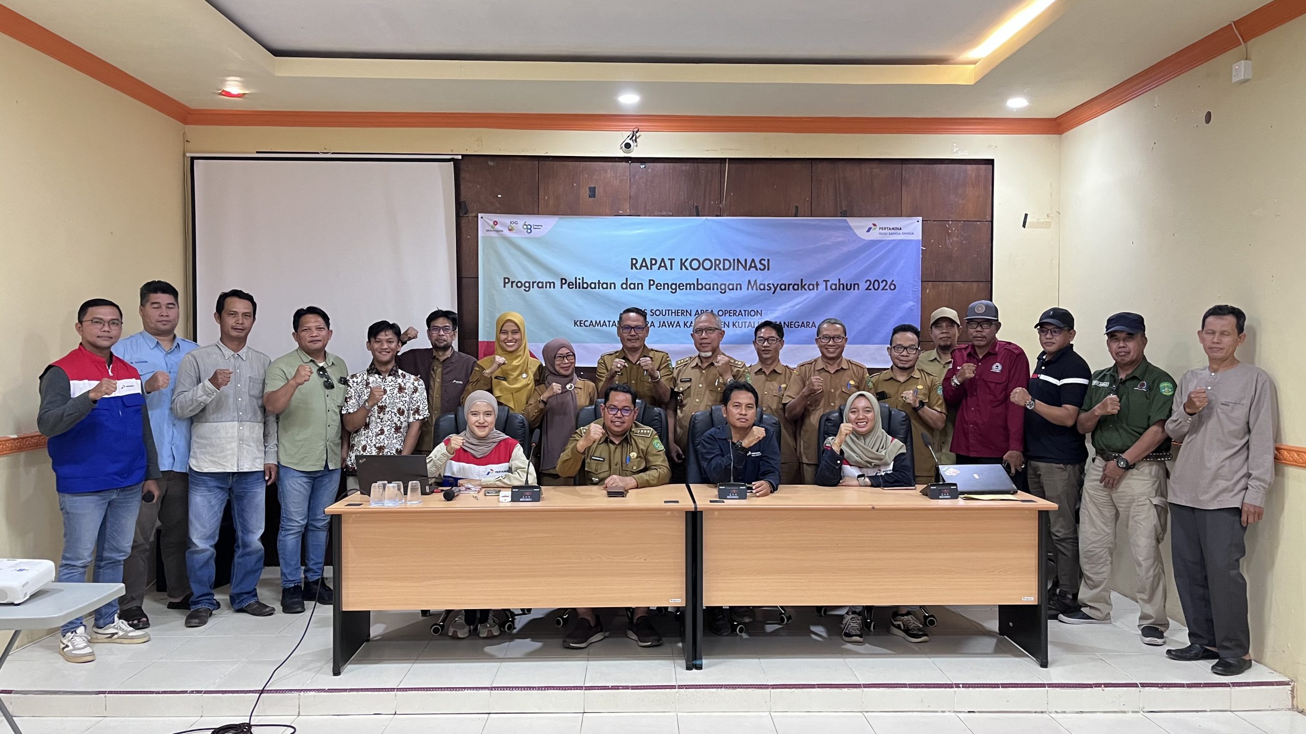 Muara Jawa, Selasa 3 Maret 2026 – Pemerintah Kecamatan Muara Jawa menghadiri dan mengikuti Rapat Koordinasi Program Pelibatan dan Pengembangan Masyarakat (PPM) Tahun 2026 yang diselenggarakan oleh Pertamina Hulu Sanga Sanga (PHSS) Southern Area Operation. Kegiatan ini menjadi momentum penting dalam memperkuat sinergi antara perusahaan dan pemerintah daerah guna mendorong pembangunan yang berkelanjutan serta meningkatkan kesejahteraan masyarakat di wilayah Kecamatan Muara Jawa.

Rapat koordinasi yang dilaksanakan di wilayah Kecamatan Muara Jawa tersebut dihadiri oleh unsur pimpinan dan staf Kecamatan, perwakilan kelurahan, tokoh masyarakat, serta jajaran manajemen PHSS Southern Area Operation. Pertemuan ini bertujuan untuk menyelaraskan rencana program PPM tahun 2026 agar sesuai dengan kebutuhan riil masyarakat dan sejalan dengan arah kebijakan pembangunan daerah.