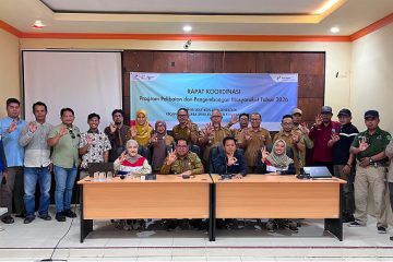 Muara Jawa, Selasa 3 Maret 2026 – Pemerintah Kecamatan Muara Jawa menghadiri dan mengikuti Rapat Koordinasi Program Pelibatan dan Pengembangan Masyarakat (PPM) Tahun 2026 yang diselenggarakan oleh Pertamina Hulu Sanga Sanga (PHSS) Southern Area Operation. Kegiatan ini menjadi momentum penting dalam memperkuat sinergi antara perusahaan dan pemerintah daerah guna mendorong pembangunan yang berkelanjutan serta meningkatkan kesejahteraan masyarakat di wilayah Kecamatan Muara Jawa. Rapat koordinasi yang dilaksanakan di wilayah Kecamatan Muara Jawa tersebut dihadiri oleh unsur pimpinan dan staf Kecamatan, perwakilan kelurahan, tokoh masyarakat, serta jajaran manajemen PHSS Southern Area Operation. Pertemuan ini bertujuan untuk menyelaraskan rencana program PPM tahun 2026 agar sesuai dengan kebutuhan riil masyarakat dan sejalan dengan arah kebijakan pembangunan daerah.