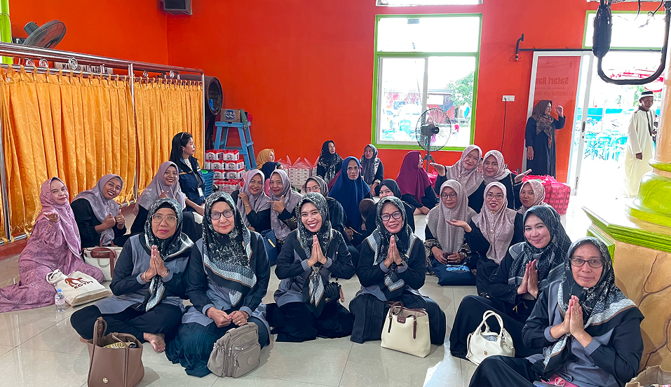 SAFARI RAMADHAN OTORITA IKN 2026 DI MASJID AL-WASILAH MUARA JAWA PESISIR, PERKUAT SILATURAHMI DAN BERBAGI KEPEDULIAN KEPADA MASYARAKAT 7 Muara Jawa, Kamis 5 Maret 2026 - Kegiatan Safari Ramadhan yang diselenggarakan oleh Otorita Ibu Kota Nusantara (OIKN) berlangsung dengan penuh kehangatan di Masjid Al-Wasilah, Kelurahan Muara Jawa Pesisir, Kecamatan Muara Jawa, Kabupaten Kutai Kartanegara. Kegiatan ini menjadi salah satu rangkaian agenda Safari Ramadhan OIKN di wilayah delineasi IKN yang bertujuan untuk mempererat silaturahmi dengan masyarakat sekaligus memperkuat hubungan sosial antara pemerintah dan masyarakat di sekitar wilayah Ibu Kota Nusantara.
Kegiatan Safari Ramadhan ini dihadiri oleh jajaran Otorita IKN, unsur Pemerintah Kecamatan Muara Jawa, pemerintah kelurahan, tokoh agama, tokoh masyarakat, serta masyarakat setempat yang antusias mengikuti seluruh rangkaian kegiatan hingga selesai.
Safari Ramadhan ini merupakan bagian dari upaya OIKN dalam membangun komunikasi sosial yang harmonis dengan masyarakat di wilayah sekitar Ibu Kota Nusantara. Sebagaimana tertuang dalam surat pemberitahuan kegiatan dari Deputi Bidang Sosial, Budaya, dan Pemberdayaan Masyarakat Otorita IKN, kegiatan ini dilaksanakan dalam rangka mempererat silaturahmi serta menyemarakkan bulan suci Ramadhan 1447 Hijriah.
Dengan suasana Ramadhan yang penuh berkah, kegiatan ini menjadi momentum yang sangat baik untuk memperkuat kebersamaan antara pemerintah, dunia usaha, dan masyarakat.