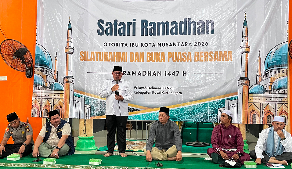 SAFARI RAMADHAN OTORITA IKN 2026 DI MASJID AL-WASILAH MUARA JAWA PESISIR, PERKUAT SILATURAHMI DAN BERBAGI KEPEDULIAN KEPADA MASYARAKAT 12 Camat Muara Jawa, Bapak Muhammad Ramli, S.E., M.M., dalam sambutannya menyampaikan rasa terima kasih kepada Otorita IKN yang telah memilih Kecamatan Muara Jawa sebagai salah satu lokasi pelaksanaan Safari Ramadhan tahun ini.
Beliau menyampaikan bahwa kegiatan ini bukan hanya sekadar agenda seremonial, tetapi juga menjadi sarana untuk mempererat tali silaturahmi antara pemerintah pusat, pemerintah daerah, dan masyarakat.
Menurut beliau, kehadiran Otorita IKN di tengah masyarakat Muara Jawa merupakan bentuk perhatian dan kepedulian terhadap masyarakat yang berada di wilayah sekitar kawasan Ibu Kota Nusantara.
Camat Muara Jawa juga berharap hubungan baik antara OIKN dan masyarakat Muara Jawa dapat terus terjalin dengan baik ke depannya melalui berbagai program pembangunan dan kegiatan sosial lainnya.
