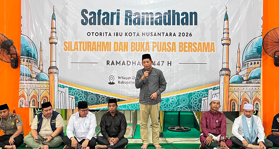 SAFARI RAMADHAN OTORITA IKN 2026 DI MASJID AL-WASILAH MUARA JAWA PESISIR, PERKUAT SILATURAHMI DAN BERBAGI KEPEDULIAN KEPADA MASYARAKAT 11 egiatan Safari Ramadhan di Masjid Al-Wasilah diawali dengan lantunan ayat suci Al-Qur’an yang menambah suasana religius dan khidmat di dalam masjid. Lantunan ayat suci tersebut menjadi pembuka yang mengingatkan seluruh jamaah akan makna Ramadhan sebagai bulan penuh keberkahan, ampunan, dan peningkatan keimanan.
Setelah pembacaan ayat suci Al-Qur’an, kegiatan dilanjutkan dengan sambutan dari berbagai pihak yang hadir dalam kegiatan tersebut. Sambutan pertama disampaikan oleh perwakilan dari Otorita Ibu Kota Nusantara.
Dalam kesempatan tersebut, Deputi Bidang Sosial, Budaya, dan Pemberdayaan Masyarakat OIKN, Bapak Drs. H. Alimuddin, M.Si., menyampaikan rasa terima kasih atas sambutan hangat yang diberikan oleh masyarakat Kecamatan Muara Jawa.
Beliau menyampaikan bahwa kegiatan Safari Ramadhan ini menjadi salah satu bentuk komitmen Otorita IKN untuk terus hadir di tengah masyarakat serta membangun hubungan yang baik dengan seluruh wilayah yang berada di sekitar kawasan Ibu Kota Nusantara.