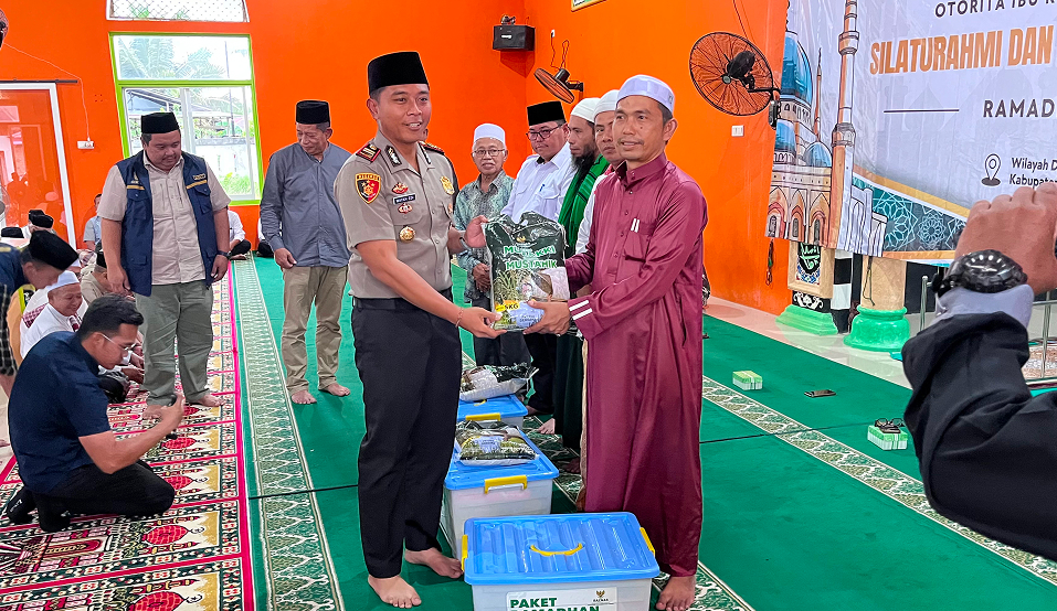 SAFARI RAMADHAN OTORITA IKN 2026 DI MASJID AL-WASILAH MUARA JAWA PESISIR, PERKUAT SILATURAHMI DAN BERBAGI KEPEDULIAN KEPADA MASYARAKAT 15 Dalam rangka berbagi kebahagiaan di bulan suci Ramadhan, kegiatan ini juga diisi dengan penyerahan bantuan kepada masyarakat dan pengurus masjid.
Otorita IKN memberikan bantuan berupa paket sembako serta kurma kepada masyarakat yang hadir. Bantuan tersebut diharapkan dapat membantu masyarakat dalam memenuhi kebutuhan selama bulan Ramadhan.
Selain itu, Pemerintah Kecamatan Muara Jawa bersama dengan PT Pertamina Hulu Mahakam dan PT Pertamina Hulu Sanga-Sanga juga turut memberikan dukungan berupa penunjang fasilitas masjid. Bantuan ini diberikan sebagai bentuk kepedulian terhadap sarana ibadah masyarakat agar dapat digunakan dengan lebih nyaman.
Penyerahan bantuan tersebut menjadi simbol kebersamaan antara pemerintah, perusahaan, dan masyarakat dalam membangun lingkungan sosial yang saling mendukung dan peduli.