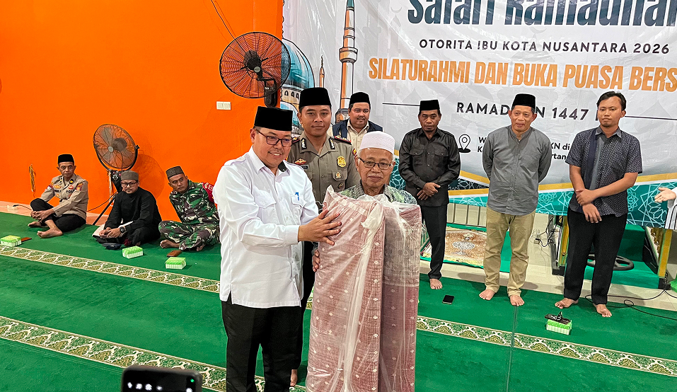 SAFARI RAMADHAN OTORITA IKN 2026 DI MASJID AL-WASILAH MUARA JAWA PESISIR, PERKUAT SILATURAHMI DAN BERBAGI KEPEDULIAN KEPADA MASYARAKAT 16 Dalam rangka berbagi kebahagiaan di bulan suci Ramadhan, kegiatan ini juga diisi dengan penyerahan bantuan kepada masyarakat dan pengurus masjid.
Otorita IKN memberikan bantuan berupa paket sembako serta kurma kepada masyarakat yang hadir. Bantuan tersebut diharapkan dapat membantu masyarakat dalam memenuhi kebutuhan selama bulan Ramadhan.
Selain itu, Pemerintah Kecamatan Muara Jawa bersama dengan PT Pertamina Hulu Mahakam dan PT Pertamina Hulu Sanga-Sanga juga turut memberikan dukungan berupa penunjang fasilitas masjid. Bantuan ini diberikan sebagai bentuk kepedulian terhadap sarana ibadah masyarakat agar dapat digunakan dengan lebih nyaman.
Penyerahan bantuan tersebut menjadi simbol kebersamaan antara pemerintah, perusahaan, dan masyarakat dalam membangun lingkungan sosial yang saling mendukung dan peduli.