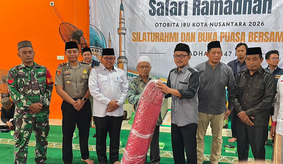 SAFARI RAMADHAN OTORITA IKN 2026 DI MASJID AL-WASILAH MUARA JAWA PESISIR, PERKUAT SILATURAHMI DAN BERBAGI KEPEDULIAN KEPADA MASYARAKAT 17 Dalam rangka berbagi kebahagiaan di bulan suci Ramadhan, kegiatan ini juga diisi dengan penyerahan bantuan kepada masyarakat dan pengurus masjid.
Otorita IKN memberikan bantuan berupa paket sembako serta kurma kepada masyarakat yang hadir. Bantuan tersebut diharapkan dapat membantu masyarakat dalam memenuhi kebutuhan selama bulan Ramadhan.
Selain itu, Pemerintah Kecamatan Muara Jawa bersama dengan PT Pertamina Hulu Mahakam dan PT Pertamina Hulu Sanga-Sanga juga turut memberikan dukungan berupa penunjang fasilitas masjid. Bantuan ini diberikan sebagai bentuk kepedulian terhadap sarana ibadah masyarakat agar dapat digunakan dengan lebih nyaman.
Penyerahan bantuan tersebut menjadi simbol kebersamaan antara pemerintah, perusahaan, dan masyarakat dalam membangun lingkungan sosial yang saling mendukung dan peduli.