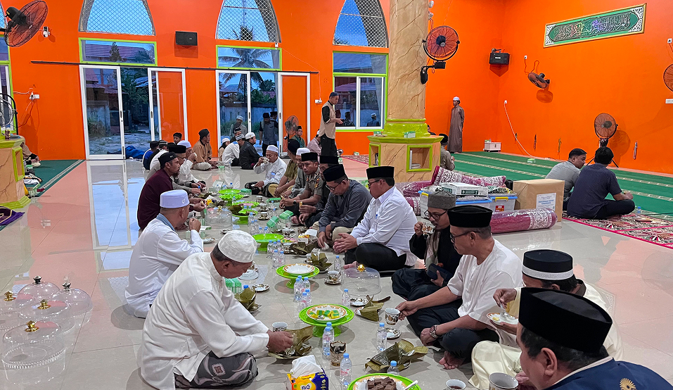 SAFARI RAMADHAN OTORITA IKN 2026 DI MASJID AL-WASILAH MUARA JAWA PESISIR, PERKUAT SILATURAHMI DAN BERBAGI KEPEDULIAN KEPADA MASYARAKAT 19 Setelah seluruh rangkaian kegiatan utama selesai dilaksanakan, acara dilanjutkan dengan tausiyah atau kultum yang memberikan pesan-pesan keagamaan kepada para jamaah yang hadir. Tausiyah tersebut mengajak masyarakat untuk memanfaatkan bulan suci Ramadhan sebagai momentum untuk meningkatkan keimanan, memperbanyak amal ibadah, serta mempererat ukhuwah Islamiyah.
Menjelang waktu berbuka puasa, seluruh peserta kegiatan kemudian bersama-sama menikmati hidangan berbuka puasa yang telah disiapkan. Suasana kebersamaan terasa sangat hangat ketika seluruh jamaah berbuka puasa bersama di dalam masjid.
Setelah berbuka puasa, kegiatan dilanjutkan dengan pelaksanaan shalat Maghrib berjamaah, kemudian makan malam bersama, hingga dilanjutkan kembali dengan shalat Isya dan shalat Tarawih berjamaah.
Kegiatan Safari Ramadhan ini pun berlangsung dengan penuh kekhidmatan hingga selesai. Melalui kegiatan ini diharapkan hubungan antara Otorita Ibu Kota Nusantara dengan masyarakat Kecamatan Muara Jawa semakin erat, sekaligus memperkuat semangat kebersamaan dalam membangun wilayah yang harmonis dan sejahtera.
Safari Ramadhan ini juga menjadi bukti bahwa bulan suci Ramadhan tidak hanya menjadi momentum peningkatan ibadah, tetapi juga menjadi kesempatan untuk mempererat hubungan sosial, berbagi kepedulian, dan memperkuat persatuan di tengah masyarakat.