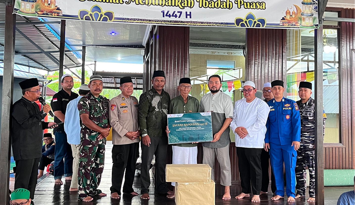 Muara Jawa, Senin 9 Maret 2026 – Pemerintah Kecamatan Muara Jawa kembali melaksanakan rangkaian kegiatan Safari Ramadhan 1447 Hijriah/2026 Masehi yang kali ini dilaksanakan di wilayah Kelurahan Muara Kembang, tepatnya di Masjid Al Ikhlas, Muara Pegah. Kegiatan ini merupakan bagian dari agenda tahunan Pemerintah Kecamatan Muara Jawa dalam menyemarakkan bulan suci Ramadhan sekaligus mempererat hubungan silaturahmi antara pemerintah, perusahaan, aparat keamanan, dan masyarakat.

Safari Ramadhan kali ini dihadiri oleh Pemerintah Kecamatan Muara Jawa, manajemen Pertamina Hulu Mahakam, Polairud, TNI AL, Polsek Muara Jawa, TNI AD, serta masyarakat Muara Pegah yang turut memeriahkan kegiatan tersebut dengan penuh antusias. Kehadiran berbagai unsur tersebut menunjukkan kuatnya sinergi antara pemerintah, dunia usaha, aparat keamanan, dan masyarakat dalam membangun kebersamaan di wilayah Kecamatan Muara Jawa.