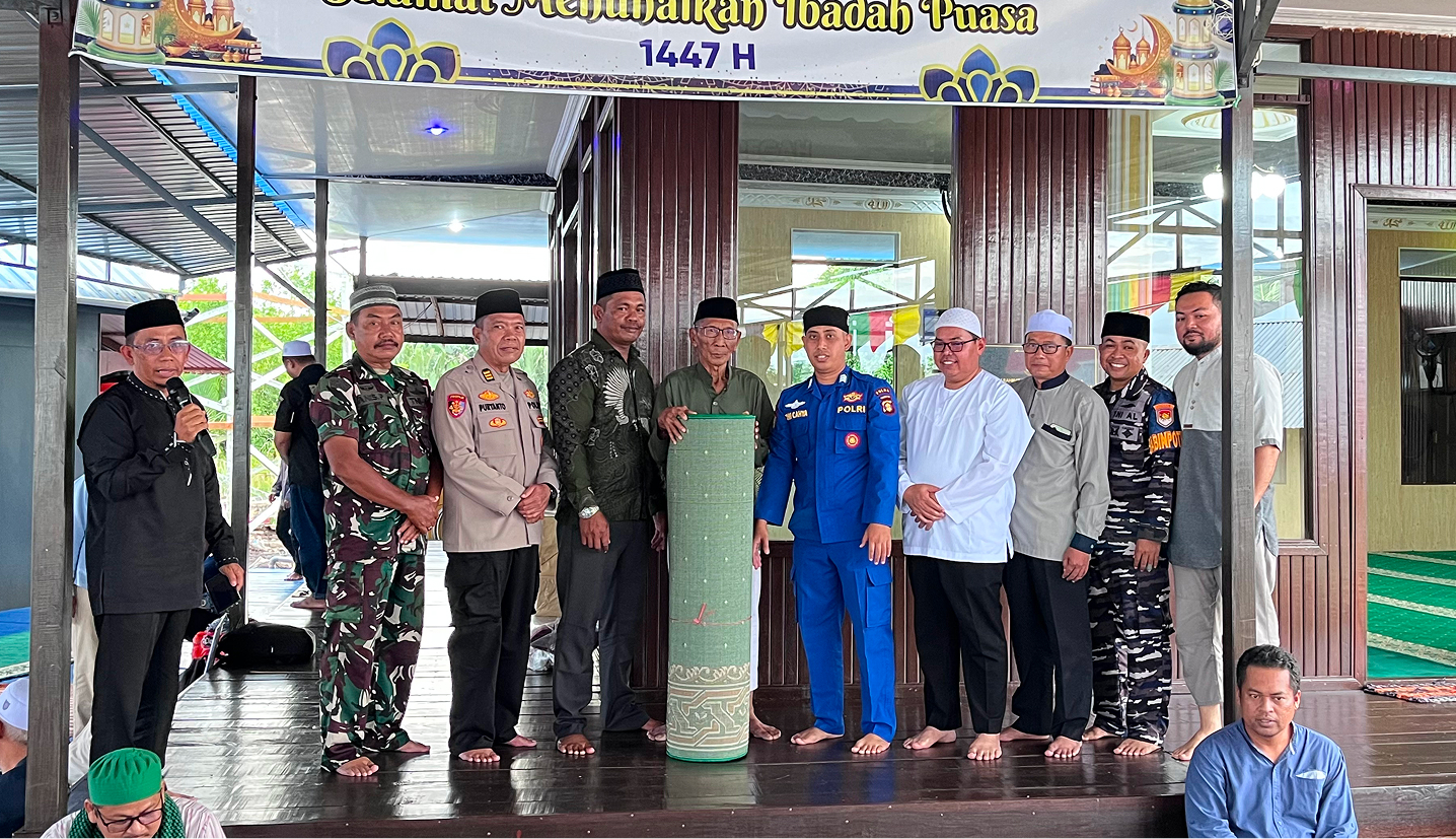 Muara Jawa, Senin 9 Maret 2026 – Pemerintah Kecamatan Muara Jawa kembali melaksanakan rangkaian kegiatan Safari Ramadhan 1447 Hijriah/2026 Masehi yang kali ini dilaksanakan di wilayah Kelurahan Muara Kembang, tepatnya di Masjid Al Ikhlas, Muara Pegah. Kegiatan ini merupakan bagian dari agenda tahunan Pemerintah Kecamatan Muara Jawa dalam menyemarakkan bulan suci Ramadhan sekaligus mempererat hubungan silaturahmi antara pemerintah, perusahaan, aparat keamanan, dan masyarakat.

Safari Ramadhan kali ini dihadiri oleh Pemerintah Kecamatan Muara Jawa, manajemen Pertamina Hulu Mahakam, Polairud, TNI AL, Polsek Muara Jawa, TNI AD, serta masyarakat Muara Pegah yang turut memeriahkan kegiatan tersebut dengan penuh antusias. Kehadiran berbagai unsur tersebut menunjukkan kuatnya sinergi antara pemerintah, dunia usaha, aparat keamanan, dan masyarakat dalam membangun kebersamaan di wilayah Kecamatan Muara Jawa.