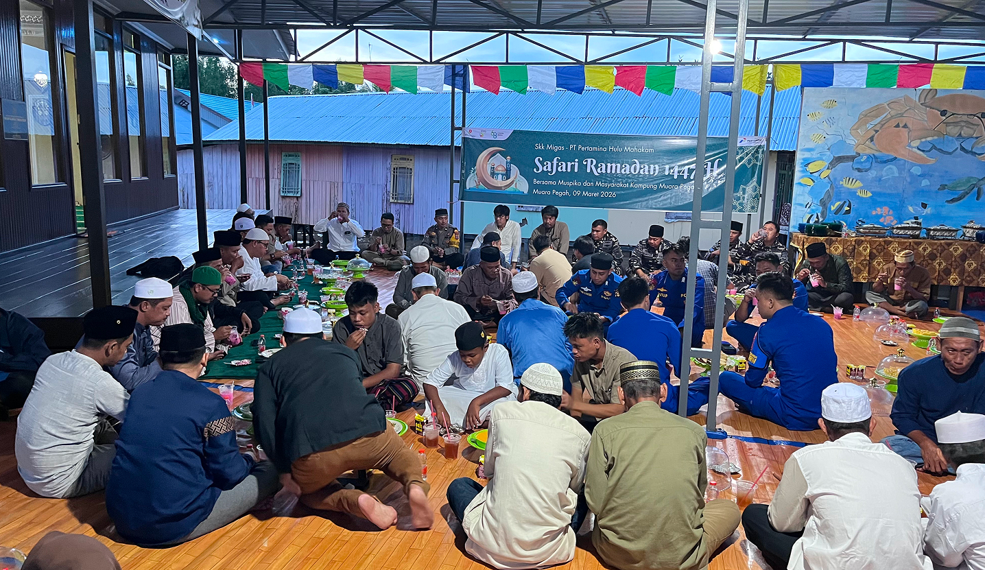 Muara Jawa, Senin 9 Maret 2026 – Pemerintah Kecamatan Muara Jawa kembali melaksanakan rangkaian kegiatan Safari Ramadhan 1447 Hijriah/2026 Masehi yang kali ini dilaksanakan di wilayah Kelurahan Muara Kembang, tepatnya di Masjid Al Ikhlas, Muara Pegah. Kegiatan ini merupakan bagian dari agenda tahunan Pemerintah Kecamatan Muara Jawa dalam menyemarakkan bulan suci Ramadhan sekaligus mempererat hubungan silaturahmi antara pemerintah, perusahaan, aparat keamanan, dan masyarakat.

Safari Ramadhan kali ini dihadiri oleh Pemerintah Kecamatan Muara Jawa, manajemen Pertamina Hulu Mahakam, Polairud, TNI AL, Polsek Muara Jawa, TNI AD, serta masyarakat Muara Pegah yang turut memeriahkan kegiatan tersebut dengan penuh antusias. Kehadiran berbagai unsur tersebut menunjukkan kuatnya sinergi antara pemerintah, dunia usaha, aparat keamanan, dan masyarakat dalam membangun kebersamaan di wilayah Kecamatan Muara Jawa.