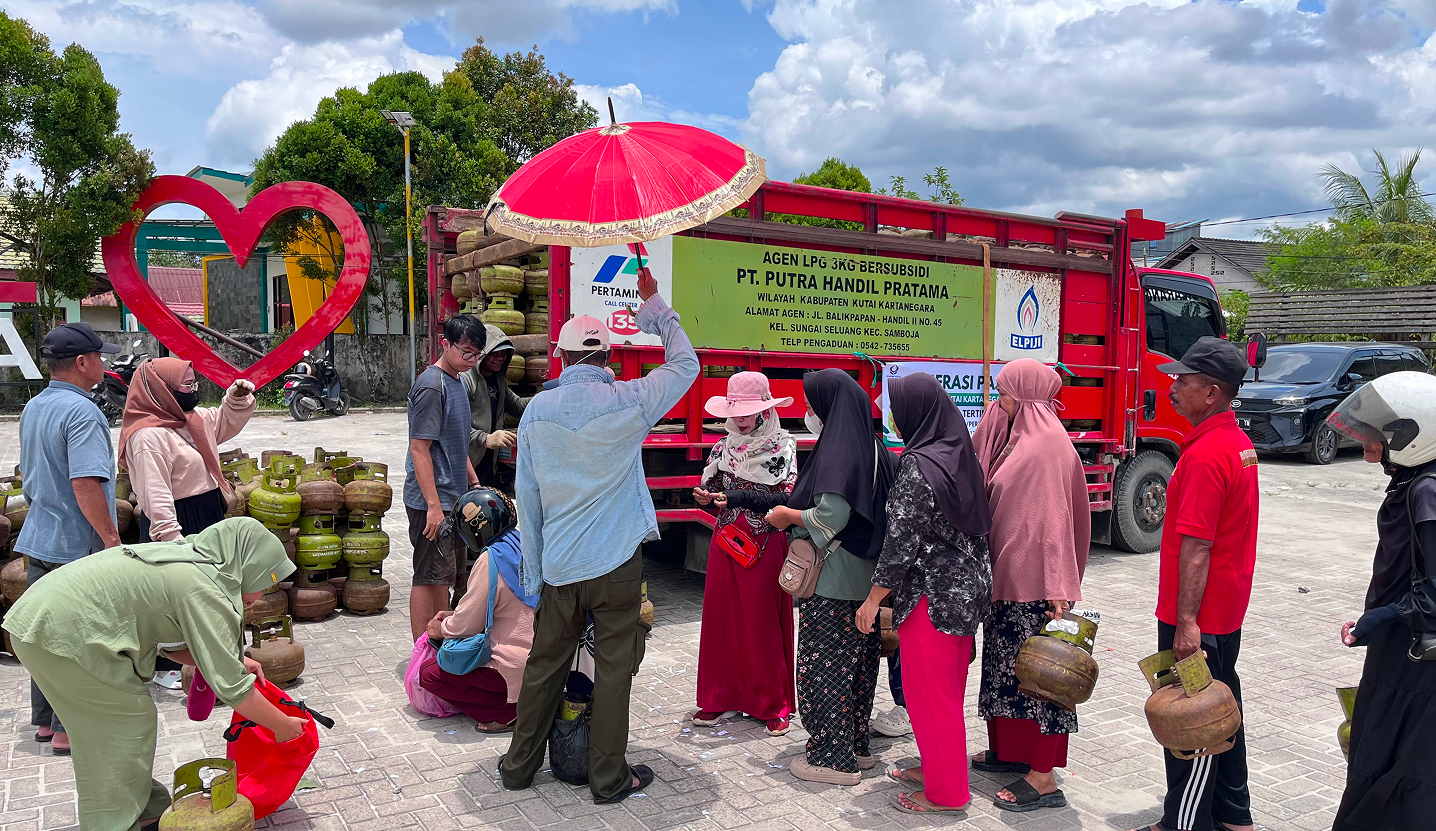 Muara Jawa, Selasa 10 Maret 2026 - Kecamatan Muara Jawa kembali menjadi lokasi pelaksanaan kegiatan Operasi Pasar Murah dan distribusi Gas LPG 3 Kilogram yang dilaksanakan pada Selasa, 10 Maret 2026, bertempat di Lapangan Sudirman Kecamatan Muara Jawa. Kegiatan ini merupakan hasil kolaborasi antara Otorita Ibu Kota Nusantara (OIKN) bersama Dinas Perindustrian dan Perdagangan (Disperindag) Kabupaten Kutai Kartanegara sebagai bentuk kepedulian terhadap masyarakat dalam menjaga stabilitas harga bahan pokok serta memastikan ketersediaan gas LPG bersubsidi.

Kegiatan ini disambut antusias oleh masyarakat Kecamatan Muara Jawa yang sejak pagi hari telah datang ke lokasi untuk mendapatkan berbagai kebutuhan pokok dengan harga terjangkau. Operasi pasar murah ini menjadi salah satu langkah nyata pemerintah dan mitra terkait dalam membantu masyarakat, khususnya di tengah meningkatnya kebutuhan menjelang bulan suci Ramadan.

Melalui kegiatan ini, masyarakat dapat membeli berbagai bahan pokok penting dengan harga yang lebih rendah dibandingkan harga pasar. Selain itu, kegiatan ini juga menjadi sarana untuk memastikan distribusi LPG 3 kilogram tetap tepat sasaran bagi masyarakat yang membutuhkan.