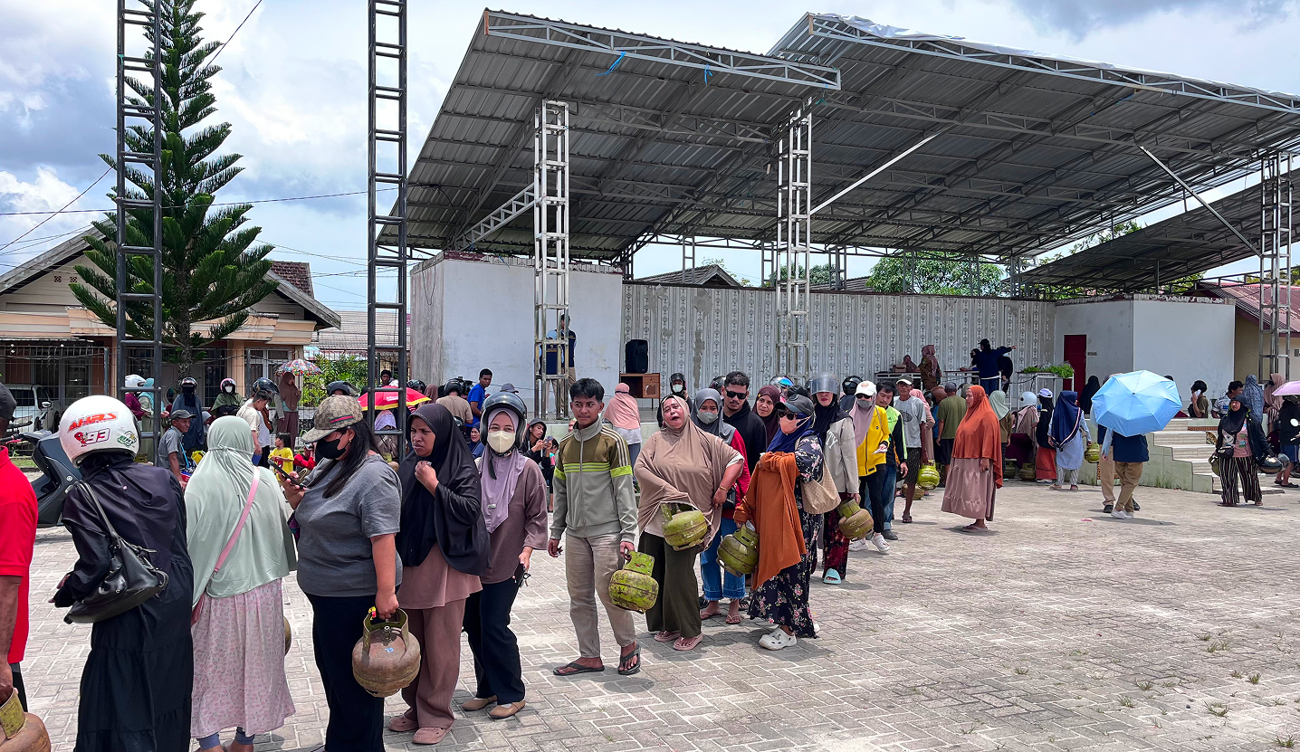 Muara Jawa, Selasa 10 Maret 2026 - Kecamatan Muara Jawa kembali menjadi lokasi pelaksanaan kegiatan Operasi Pasar Murah dan distribusi Gas LPG 3 Kilogram yang dilaksanakan pada Selasa, 10 Maret 2026, bertempat di Lapangan Sudirman Kecamatan Muara Jawa. Kegiatan ini merupakan hasil kolaborasi antara Otorita Ibu Kota Nusantara (OIKN) bersama Dinas Perindustrian dan Perdagangan (Disperindag) Kabupaten Kutai Kartanegara sebagai bentuk kepedulian terhadap masyarakat dalam menjaga stabilitas harga bahan pokok serta memastikan ketersediaan gas LPG bersubsidi.

Kegiatan ini disambut antusias oleh masyarakat Kecamatan Muara Jawa yang sejak pagi hari telah datang ke lokasi untuk mendapatkan berbagai kebutuhan pokok dengan harga terjangkau. Operasi pasar murah ini menjadi salah satu langkah nyata pemerintah dan mitra terkait dalam membantu masyarakat, khususnya di tengah meningkatnya kebutuhan menjelang bulan suci Ramadan.

Melalui kegiatan ini, masyarakat dapat membeli berbagai bahan pokok penting dengan harga yang lebih rendah dibandingkan harga pasar. Selain itu, kegiatan ini juga menjadi sarana untuk memastikan distribusi LPG 3 kilogram tetap tepat sasaran bagi masyarakat yang membutuhkan.