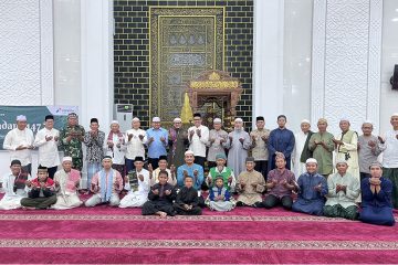 Muara Jawa, Jumat 13 Maret 2026 – Pemerintah Kecamatan Muara Jawa kembali melaksanakan kegiatan Safari Ramadhan sebagai bagian dari upaya mempererat silaturahmi antara pemerintah, tokoh agama, serta masyarakat. Kegiatan Safari Ramadhan kali ini dilaksanakan bertepatan dengan 23 Ramadhan 1447 Hijriah, bertempat di Masjid Jami Darussalam, Kelurahan Muara Jawa Ulu. Kegiatan ini dihadiri oleh jajaran Pemerintah Kecamatan Muara Jawa, Pemerintah Kelurahan Muara Jawa Ulu, tokoh agama, tokoh masyarakat, pengurus masjid, serta masyarakat sekitar yang turut memeriahkan rangkaian kegiatan Safari Ramadhan tersebut. Safari Ramadhan merupakan agenda rutin Pemerintah Kecamatan Muara Jawa setiap bulan suci Ramadhan yang bertujuan untuk mempererat hubungan antara pemerintah dengan masyarakat, sekaligus sebagai momentum meningkatkan keimanan dan ketakwaan.