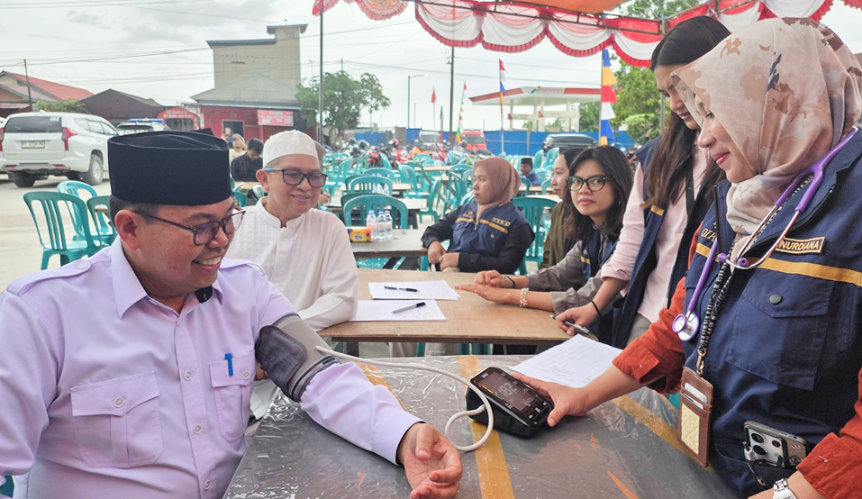 SAFARI RAMADHAN OTORITA IKN 2026 DI MASJID AL-WASILAH MUARA JAWA PESISIR, PERKUAT SILATURAHMI DAN BERBAGI KEPEDULIAN KEPADA MASYARAKAT 9 Salah satu agenda yang menjadi perhatian masyarakat dalam kegiatan Safari Ramadhan kali ini adalah adanya layanan pemeriksaan kesehatan gratis bagi masyarakat. Layanan ini diberikan oleh Mayapada Hospital yang saat ini juga hadir di kawasan Ibu Kota Nusantara.
Mayapada Hospital dikenal sebagai salah satu jaringan rumah sakit swasta terkemuka di Indonesia yang berada di bawah naungan Mayapada Healthcare (SRAJ). Rumah sakit ini didirikan oleh Dato' Sri Prof. Dr. Tahir dan telah memiliki reputasi baik dalam pelayanan kesehatan dengan standar internasional.
Dengan akreditasi internasional Joint Commission International (JCI) serta akreditasi Paripurna di tingkat nasional, Mayapada Hospital menawarkan berbagai layanan kesehatan unggulan yang disebut sebagai Center of Excellence. Beberapa layanan unggulan tersebut meliputi bidang neurosains, kardiologi, onkologi, hingga berbagai layanan medis modern lainnya.
Kehadiran layanan pemeriksaan kesehatan gratis ini memberikan kesempatan bagi masyarakat Kecamatan Muara Jawa, khususnya warga Kelurahan Muara Jawa Pesisir, untuk melakukan pemeriksaan kesehatan secara langsung oleh tenaga medis profesional. Masyarakat terlihat sangat antusias memanfaatkan layanan ini sebagai bentuk perhatian terhadap kesehatan di bulan suci Ramadhan.
Selain itu, keberadaan fasilitas kesehatan yang berkualitas di kawasan IKN diharapkan dapat semakin meningkatkan akses pelayanan kesehatan bagi masyarakat di wilayah sekitar.