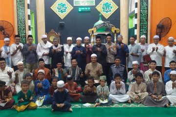 Muara Jawa, Kamis 5 Maret 2026 - Kegiatan Safari Ramadhan yang diselenggarakan oleh Otorita Ibu Kota Nusantara (OIKN) berlangsung dengan penuh kehangatan di Masjid Al-Wasilah, Kelurahan Muara Jawa Pesisir, Kecamatan Muara Jawa, Kabupaten Kutai Kartanegara. Kegiatan ini menjadi salah satu rangkaian agenda Safari Ramadhan OIKN di wilayah delineasi IKN yang bertujuan untuk mempererat silaturahmi dengan masyarakat sekaligus memperkuat hubungan sosial antara pemerintah dan masyarakat di sekitar wilayah Ibu Kota Nusantara. Kegiatan Safari Ramadhan ini dihadiri oleh jajaran Otorita IKN, unsur Pemerintah Kecamatan Muara Jawa, pemerintah kelurahan, tokoh agama, tokoh masyarakat, serta masyarakat setempat yang antusias mengikuti seluruh rangkaian kegiatan hingga selesai. Safari Ramadhan ini merupakan bagian dari upaya OIKN dalam membangun komunikasi sosial yang harmonis dengan masyarakat di wilayah sekitar Ibu Kota Nusantara. Sebagaimana tertuang dalam surat pemberitahuan kegiatan dari Deputi Bidang Sosial, Budaya, dan Pemberdayaan Masyarakat Otorita IKN, kegiatan ini dilaksanakan dalam rangka mempererat silaturahmi serta menyemarakkan bulan suci Ramadhan 1447 Hijriah. Dengan suasana Ramadhan yang penuh berkah, kegiatan ini menjadi momentum yang sangat baik untuk memperkuat kebersamaan antara pemerintah, dunia usaha, dan masyarakat.