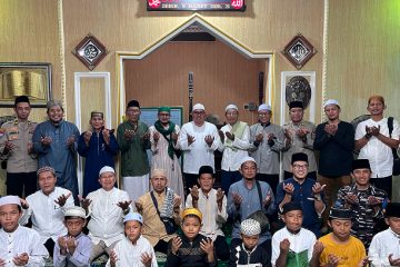 Muara Jawa, Senin 9 Maret 2026 – Pemerintah Kecamatan Muara Jawa kembali melaksanakan rangkaian kegiatan Safari Ramadhan 1447 Hijriah/2026 Masehi yang kali ini dilaksanakan di wilayah Kelurahan Muara Kembang, tepatnya di Masjid Al Ikhlas, Muara Pegah. Kegiatan ini merupakan bagian dari agenda tahunan Pemerintah Kecamatan Muara Jawa dalam menyemarakkan bulan suci Ramadhan sekaligus mempererat hubungan silaturahmi antara pemerintah, perusahaan, aparat keamanan, dan masyarakat. Safari Ramadhan kali ini dihadiri oleh Pemerintah Kecamatan Muara Jawa, manajemen Pertamina Hulu Mahakam, Polairud, TNI AL, Polsek Muara Jawa, TNI AD, serta masyarakat Muara Pegah yang turut memeriahkan kegiatan tersebut dengan penuh antusias. Kehadiran berbagai unsur tersebut menunjukkan kuatnya sinergi antara pemerintah, dunia usaha, aparat keamanan, dan masyarakat dalam membangun kebersamaan di wilayah Kecamatan Muara Jawa.