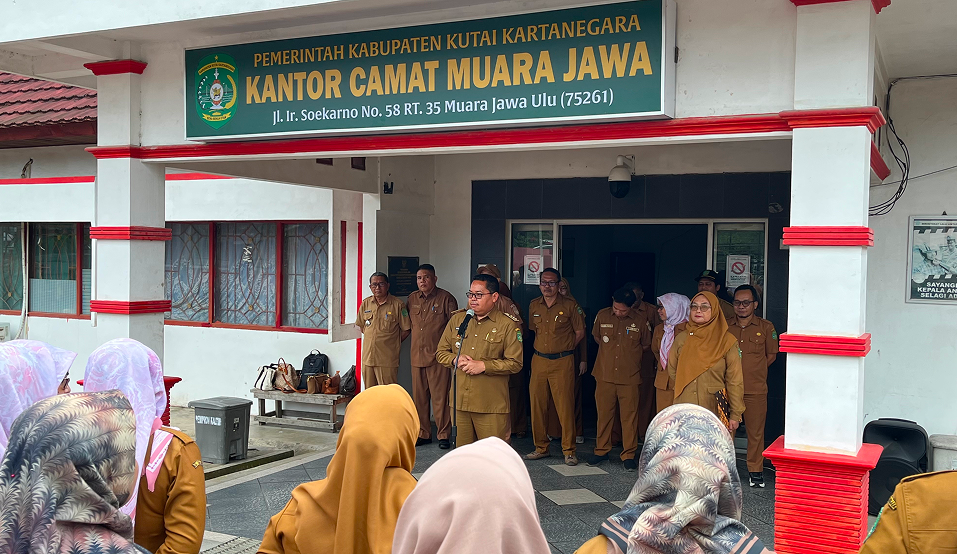 Muara Jawa, Senin 13 April 2026 – Pemerintah Kecamatan Muara Jawa kembali melaksanakan kegiatan rutin Apel Senin yang diikuti oleh seluruh pegawai di lingkungan Kecamatan Muara Jawa pada Senin pagi, 13 April 2026. Kegiatan apel yang dilaksanakan di halaman kantor Kecamatan Muara Jawa ini berlangsung dengan khidmat dan penuh semangat sebagai bagian dari upaya meningkatkan kedisiplinan serta memperkuat koordinasi dalam pelaksanaan tugas pemerintahan dan pelayanan kepada masyarakat.

Pada pelaksanaan apel kali ini, Camat Muara Jawa bertindak sebagai pembina apel. Seluruh pegawai dari berbagai unit kerja di lingkungan kecamatan turut hadir mengikuti kegiatan tersebut sebagai bentuk komitmen dalam menjalankan tugas dan tanggung jawab sebagai aparatur pemerintah.