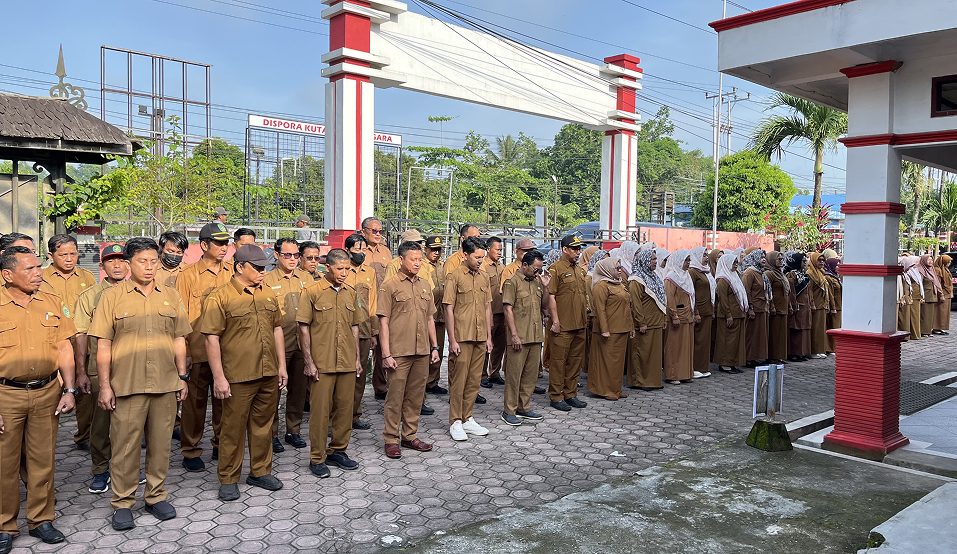Muara Jawa Senin 20 April 2026 – Pemerintah Kecamatan Muara Jawa kembali melaksanakan kegiatan apel Senin pagi yang diikuti oleh seluruh pegawai di lingkungan Kantor Kecamatan Muara Jawa. Kegiatan apel yang rutin dilaksanakan setiap awal pekan ini berlangsung dengan tertib, khidmat, dan penuh semangat kebersamaan sebagai bagian dari upaya memperkuat kedisiplinan serta meningkatkan kualitas pelayanan publik.

Apel pagi tersebut dihadiri oleh aparatur sipil negara (ASN) serta seluruh staf yang bertugas di lingkungan Pemerintah Kecamatan Muara Jawa. Selain sebagai bentuk kedisiplinan dan tanggung jawab aparatur pemerintahan, apel juga menjadi sarana penting untuk menyampaikan arahan, evaluasi, serta motivasi kepada seluruh pegawai dalam menjalankan tugas dan fungsi masing-masing.

Pada apel Senin pagi kali ini, yang bertindak sebagai pembina apel adalah Kepala Seksi Ketentraman, Ketertiban Umum, dan Perlindungan Masyarakat (Kasi Trantibumlinmas) Kecamatan Muara Jawa. Dalam amanatnya, beliau menyampaikan beberapa pesan penting yang berkaitan dengan peningkatan kinerja pegawai serta pentingnya memberikan pelayanan terbaik kepada masyarakat.