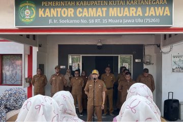 Muara Jawa Senin 20 April 2026 – Pemerintah Kecamatan Muara Jawa kembali melaksanakan kegiatan apel Senin pagi yang diikuti oleh seluruh pegawai di lingkungan Kantor Kecamatan Muara Jawa. Kegiatan apel yang rutin dilaksanakan setiap awal pekan ini berlangsung dengan tertib, khidmat, dan penuh semangat kebersamaan sebagai bagian dari upaya memperkuat kedisiplinan serta meningkatkan kualitas pelayanan publik. Apel pagi tersebut dihadiri oleh aparatur sipil negara (ASN) serta seluruh staf yang bertugas di lingkungan Pemerintah Kecamatan Muara Jawa. Selain sebagai bentuk kedisiplinan dan tanggung jawab aparatur pemerintahan, apel juga menjadi sarana penting untuk menyampaikan arahan, evaluasi, serta motivasi kepada seluruh pegawai dalam menjalankan tugas dan fungsi masing-masing. Pada apel Senin pagi kali ini, yang bertindak sebagai pembina apel adalah Kepala Seksi Ketentraman, Ketertiban Umum, dan Perlindungan Masyarakat (Kasi Trantibumlinmas) Kecamatan Muara Jawa. Dalam amanatnya, beliau menyampaikan beberapa pesan penting yang berkaitan dengan peningkatan kinerja pegawai serta pentingnya memberikan pelayanan terbaik kepada masyarakat.