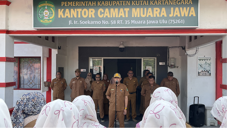 APEL SENIN PAGI PEMERINTAH KECAMATAN MUARA JAWA TEKANKAN KOMITMEN PEGAWAI DALAM MEMBERIKAN PELAYANAN TERBAIK BAGI MASYARAKAT
