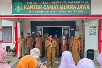 Muara Jawa, Senin 13 April 2026 – Pemerintah Kecamatan Muara Jawa kembali melaksanakan kegiatan rutin Apel Senin yang diikuti oleh seluruh pegawai di lingkungan Kecamatan Muara Jawa pada Senin pagi, 13 April 2026. Kegiatan apel yang dilaksanakan di halaman kantor Kecamatan Muara Jawa ini berlangsung dengan khidmat dan penuh semangat sebagai bagian dari upaya meningkatkan kedisiplinan serta memperkuat koordinasi dalam pelaksanaan tugas pemerintahan dan pelayanan kepada masyarakat. Pada pelaksanaan apel kali ini, Camat Muara Jawa bertindak sebagai pembina apel. Seluruh pegawai dari berbagai unit kerja di lingkungan kecamatan turut hadir mengikuti kegiatan tersebut sebagai bentuk komitmen dalam menjalankan tugas dan tanggung jawab sebagai aparatur pemerintah.