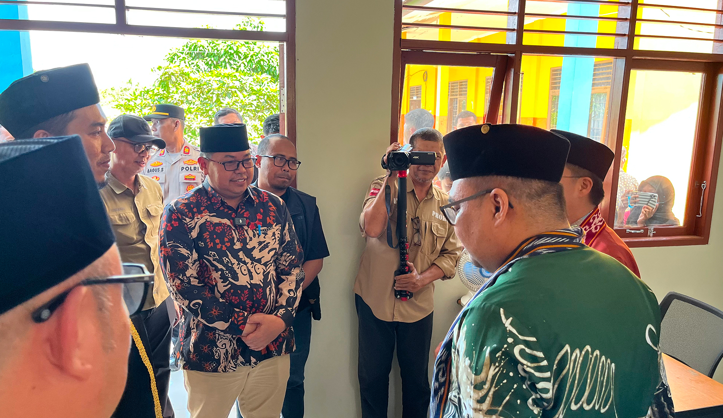 Muara Jawa, 21 April 2026 — Pemerintah Kabupaten Kutai Kartanegara kembali menunjukkan komitmennya dalam meningkatkan kualitas pendidikan melalui peresmian ruang belajar baru di SMP Negeri 3 Muara Jawa yang berlokasi di Kelurahan Muara Kembang, Kecamatan Muara Jawa. Kegiatan yang dilaksanakan pada Selasa (21/4/2026) ini berlangsung dengan penuh khidmat dan dihadiri oleh berbagai unsur pemerintah daerah, tenaga pendidik, serta masyarakat setempat.

Peresmian ini secara langsung dilakukan oleh Bupati Kutai Kartanegara, Dr. Aulia Rahman Basri, didampingi oleh Wakil Bupati, H. Rendi Solihin. Kehadiran pimpinan daerah tersebut menjadi bukti nyata perhatian dan dukungan pemerintah terhadap pembangunan sektor pendidikan, khususnya di wilayah Kecamatan Muara Jawa.