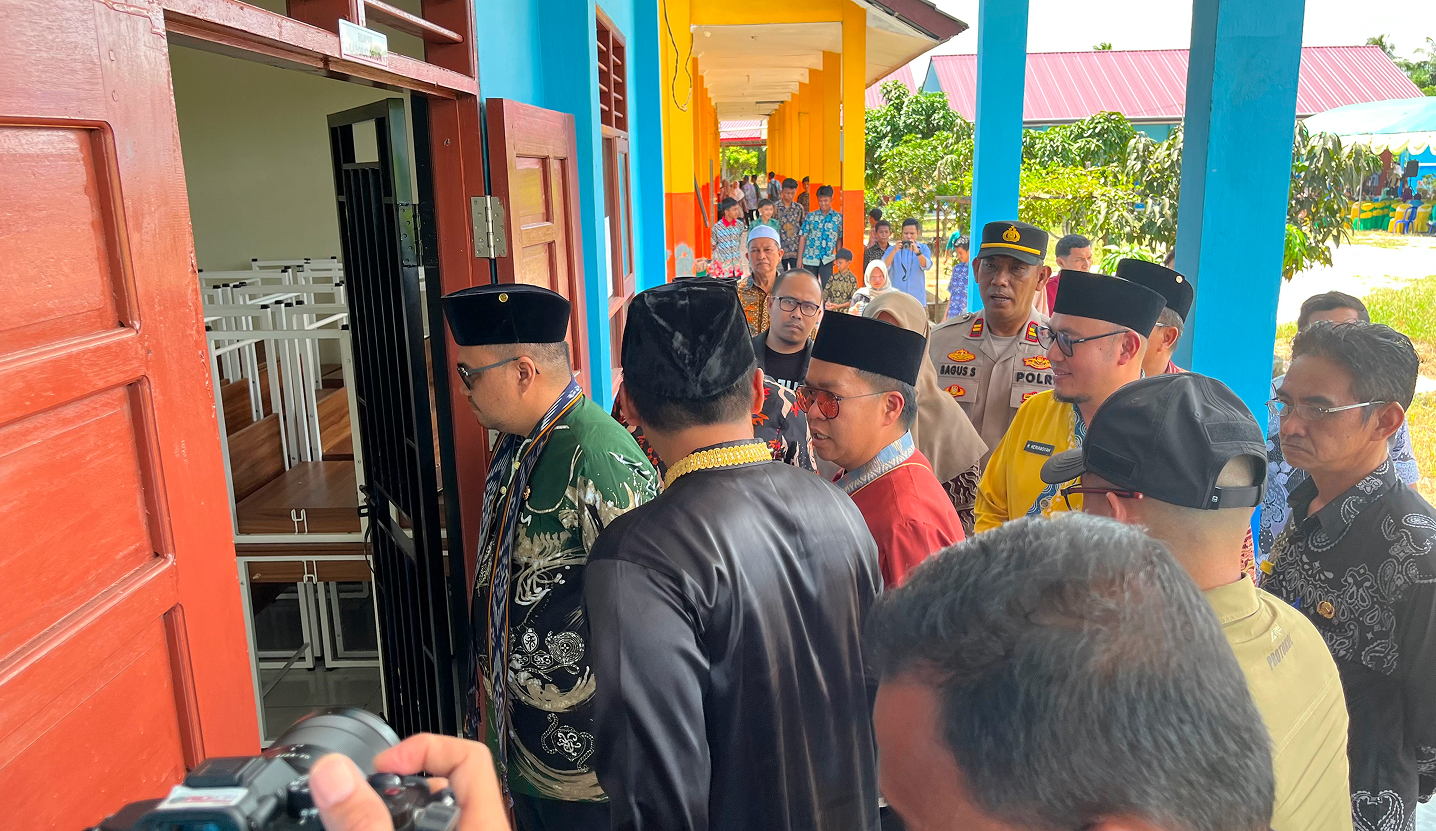 Muara Jawa, 21 April 2026 — Pemerintah Kabupaten Kutai Kartanegara kembali menunjukkan komitmennya dalam meningkatkan kualitas pendidikan melalui peresmian ruang belajar baru di SMP Negeri 3 Muara Jawa yang berlokasi di Kelurahan Muara Kembang, Kecamatan Muara Jawa. Kegiatan yang dilaksanakan pada Selasa (21/4/2026) ini berlangsung dengan penuh khidmat dan dihadiri oleh berbagai unsur pemerintah daerah, tenaga pendidik, serta masyarakat setempat.

Peresmian ini secara langsung dilakukan oleh Bupati Kutai Kartanegara, Dr. Aulia Rahman Basri, didampingi oleh Wakil Bupati, H. Rendi Solihin. Kehadiran pimpinan daerah tersebut menjadi bukti nyata perhatian dan dukungan pemerintah terhadap pembangunan sektor pendidikan, khususnya di wilayah Kecamatan Muara Jawa.