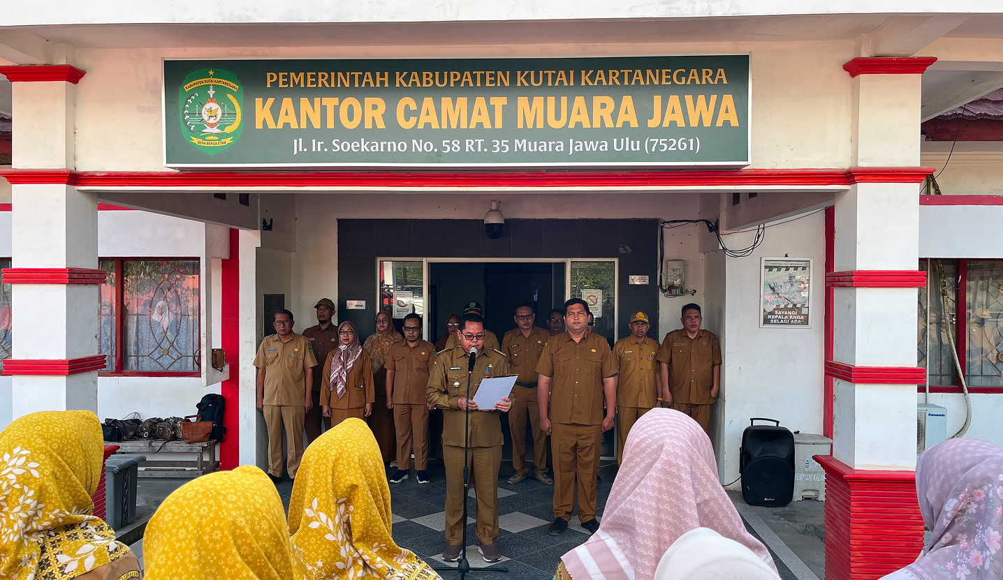 Muara Jawa, 27 April 2026 — Pemerintah Kecamatan Muara Jawa kembali melaksanakan kegiatan rutin Apel Senin Pagi yang diikuti oleh seluruh aparatur sipil negara (ASN) dan tenaga non-ASN di lingkungan Kantor Kecamatan Muara Jawa. Kegiatan yang berlangsung pada Senin (27/4/2026) ini dipimpin langsung oleh Camat Muara Jawa selaku pembina apel.

Apel pagi tersebut tidak hanya menjadi sarana untuk memperkuat disiplin dan koordinasi antar pegawai, namun juga menjadi momentum penting dalam menyampaikan arahan strategis terkait kebijakan pemerintah, khususnya dalam menghadapi kondisi efisiensi anggaran yang saat ini tengah diterapkan oleh pemerintah pusat maupun pemerintah kabupaten.