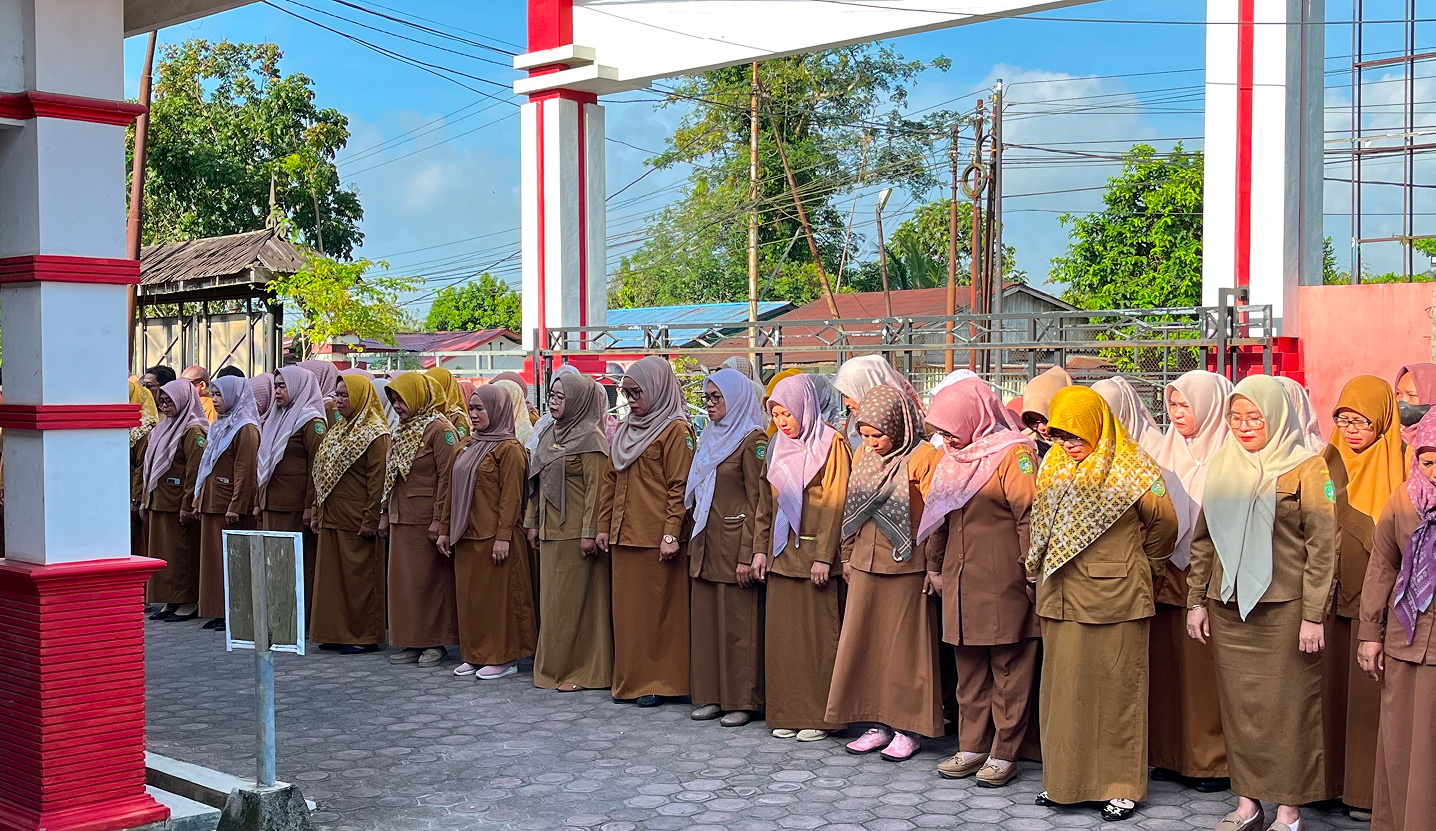 Muara Jawa, Senin 27 April 2026 — Pemerintah Kecamatan Muara Jawa kembali melaksanakan kegiatan rutin Apel Senin Pagi yang diikuti oleh seluruh aparatur sipil negara (ASN) dan tenaga non-ASN di lingkungan Kantor Kecamatan Muara Jawa. Kegiatan yang berlangsung pada Senin (27/4/2026) ini dipimpin langsung oleh Camat Muara Jawa selaku pembina apel.

Apel pagi tersebut tidak hanya menjadi sarana untuk memperkuat disiplin dan koordinasi antar pegawai, namun juga menjadi momentum penting dalam menyampaikan arahan strategis terkait kebijakan pemerintah, khususnya dalam menghadapi kondisi efisiensi anggaran yang saat ini tengah diterapkan oleh pemerintah pusat maupun pemerintah kabupaten.