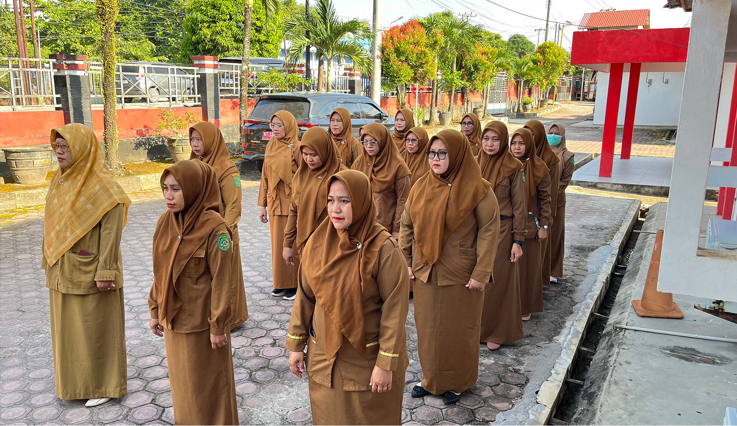 Muara Jawa, Senin 27 April 2026 — Pemerintah Kecamatan Muara Jawa kembali melaksanakan kegiatan rutin Apel Senin Pagi yang diikuti oleh seluruh aparatur sipil negara (ASN) dan tenaga non-ASN di lingkungan Kantor Kecamatan Muara Jawa. Kegiatan yang berlangsung pada Senin (27/4/2026) ini dipimpin langsung oleh Camat Muara Jawa selaku pembina apel.

Apel pagi tersebut tidak hanya menjadi sarana untuk memperkuat disiplin dan koordinasi antar pegawai, namun juga menjadi momentum penting dalam menyampaikan arahan strategis terkait kebijakan pemerintah, khususnya dalam menghadapi kondisi efisiensi anggaran yang saat ini tengah diterapkan oleh pemerintah pusat maupun pemerintah kabupaten.
