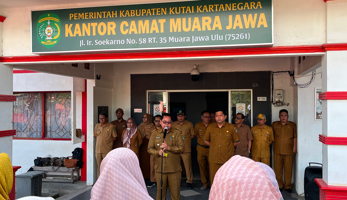 Muara Jawa, Senin 27 April 2026 — Pemerintah Kecamatan Muara Jawa kembali melaksanakan kegiatan rutin Apel Senin Pagi yang diikuti oleh seluruh aparatur sipil negara (ASN) dan tenaga non-ASN di lingkungan Kantor Kecamatan Muara Jawa. Kegiatan yang berlangsung pada Senin (27/4/2026) ini dipimpin langsung oleh Camat Muara Jawa selaku pembina apel.

Apel pagi tersebut tidak hanya menjadi sarana untuk memperkuat disiplin dan koordinasi antar pegawai, namun juga menjadi momentum penting dalam menyampaikan arahan strategis terkait kebijakan pemerintah, khususnya dalam menghadapi kondisi efisiensi anggaran yang saat ini tengah diterapkan oleh pemerintah pusat maupun pemerintah kabupaten.
