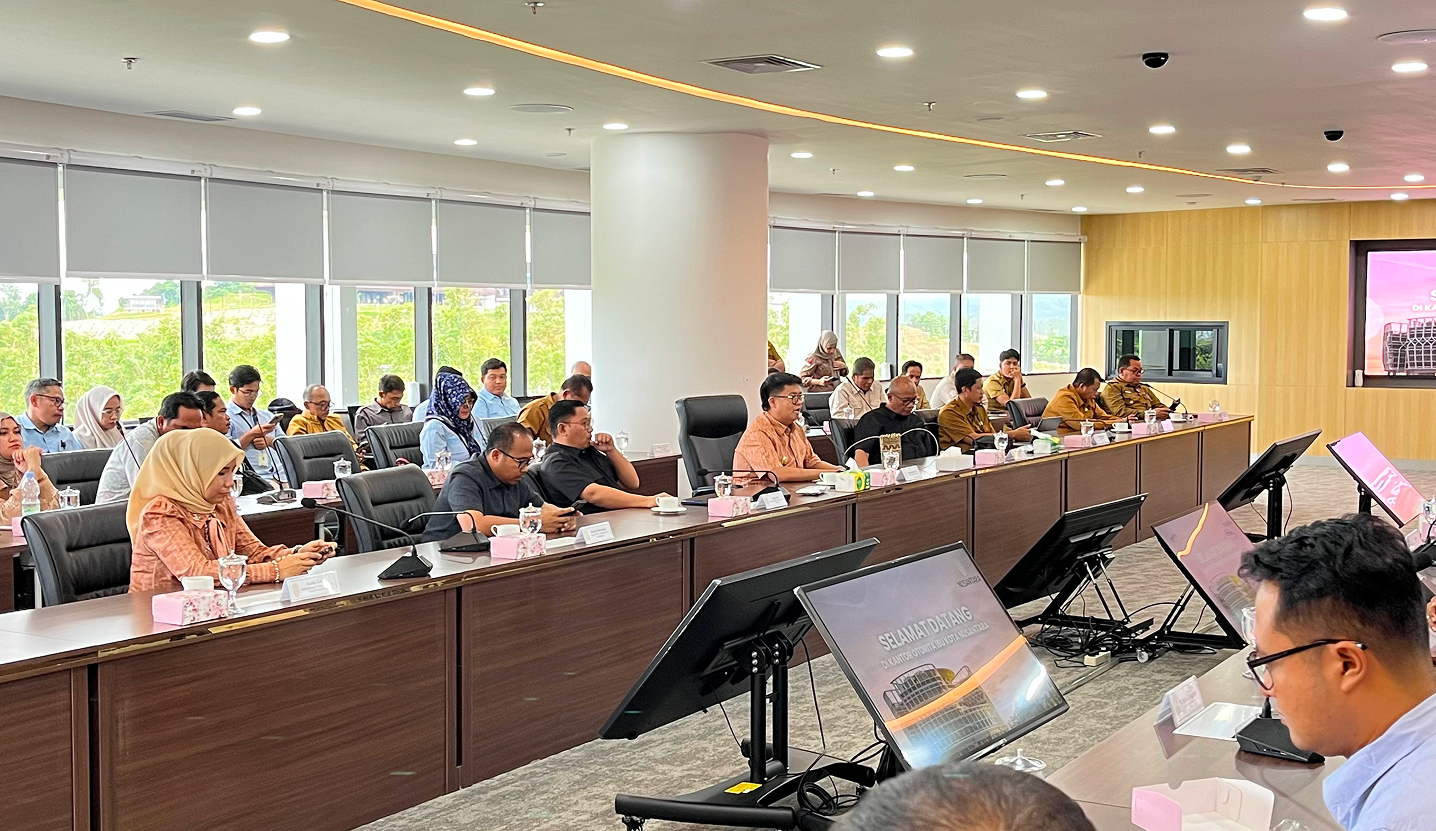 Muara Jawa, Selasa 28 April 2026 — Pemerintah Kecamatan Muara Jawa terus menunjukkan komitmennya dalam memperjuangkan kepentingan masyarakat, khususnya para petani, melalui langkah-langkah strategis dan koordinasi lintas instansi. Pada hari Selasa, 28 April 2026, Camat Muara Jawa menghadiri rapat penting bersama pejabat Otorita Ibu Kota Nusantara (OIKN) dalam rangka menindaklanjuti (follow up) arahan terkait pembebasan lahan pertanian yang sebelumnya telah disampaikan oleh Kepala Otorita IKN.

Pertemuan tersebut menjadi momentum penting dalam memperjelas arah kebijakan pemerintah terkait pengelolaan lahan pertanian yang terdampak pembangunan Ibu Kota Nusantara (IKN), sekaligus memastikan bahwa masyarakat, khususnya para petani di wilayah Kecamatan Muara Jawa, tetap mendapatkan perhatian dan perlindungan yang optimal.