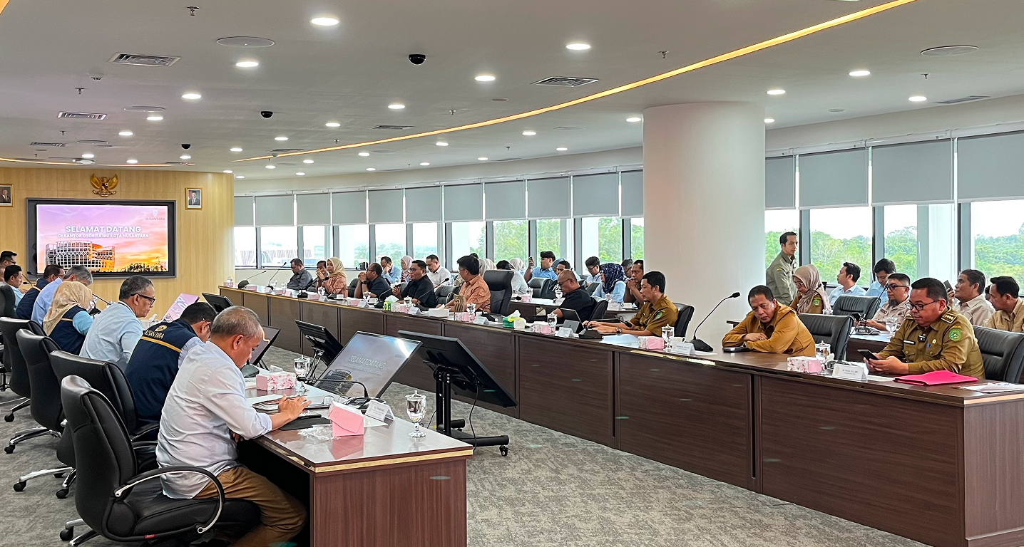 Muara Jawa, Selasa 28 April 2026 — Pemerintah Kecamatan Muara Jawa terus menunjukkan komitmennya dalam memperjuangkan kepentingan masyarakat, khususnya para petani, melalui langkah-langkah strategis dan koordinasi lintas instansi. Pada hari Selasa, 28 April 2026, Camat Muara Jawa menghadiri rapat penting bersama pejabat Otorita Ibu Kota Nusantara (OIKN) dalam rangka menindaklanjuti (follow up) arahan terkait pembebasan lahan pertanian yang sebelumnya telah disampaikan oleh Kepala Otorita IKN.

Pertemuan tersebut menjadi momentum penting dalam memperjelas arah kebijakan pemerintah terkait pengelolaan lahan pertanian yang terdampak pembangunan Ibu Kota Nusantara (IKN), sekaligus memastikan bahwa masyarakat, khususnya para petani di wilayah Kecamatan Muara Jawa, tetap mendapatkan perhatian dan perlindungan yang optimal.
