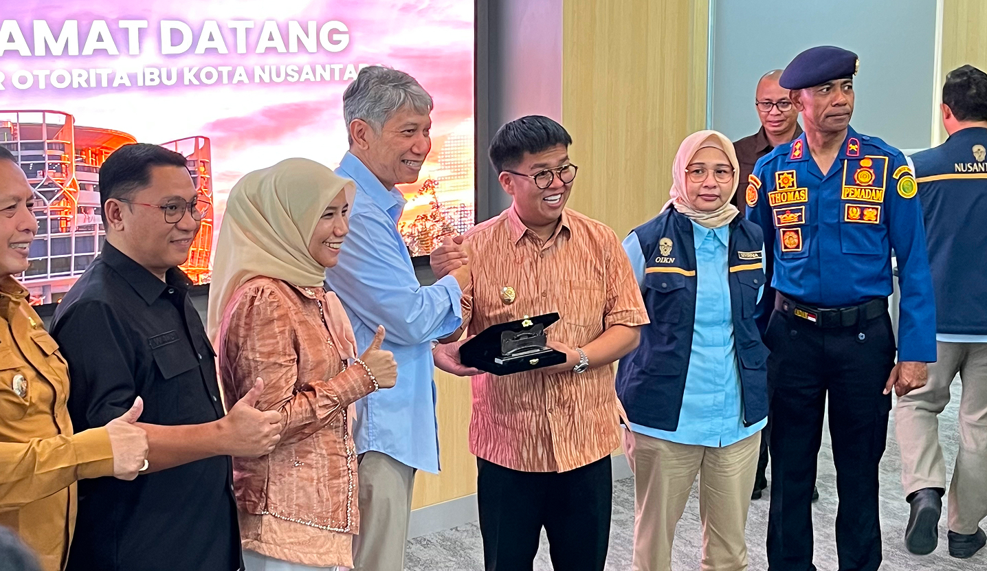 Muara Jawa, Selasa 28 April 2026 — Pemerintah Kecamatan Muara Jawa terus menunjukkan komitmennya dalam memperjuangkan kepentingan masyarakat, khususnya para petani, melalui langkah-langkah strategis dan koordinasi lintas instansi. Pada hari Selasa, 28 April 2026, Camat Muara Jawa menghadiri rapat penting bersama pejabat Otorita Ibu Kota Nusantara (OIKN) dalam rangka menindaklanjuti (follow up) arahan terkait pembebasan lahan pertanian yang sebelumnya telah disampaikan oleh Kepala Otorita IKN.

Pertemuan tersebut menjadi momentum penting dalam memperjelas arah kebijakan pemerintah terkait pengelolaan lahan pertanian yang terdampak pembangunan Ibu Kota Nusantara (IKN), sekaligus memastikan bahwa masyarakat, khususnya para petani di wilayah Kecamatan Muara Jawa, tetap mendapatkan perhatian dan perlindungan yang optimal.