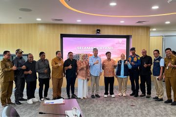 Muara Jawa, Selasa 28 April 2026 — Pemerintah Kecamatan Muara Jawa terus menunjukkan komitmennya dalam memperjuangkan kepentingan masyarakat, khususnya para petani, melalui langkah-langkah strategis dan koordinasi lintas instansi. Pada hari Selasa, 28 April 2026, Camat Muara Jawa menghadiri rapat penting bersama pejabat Otorita Ibu Kota Nusantara (OIKN) dalam rangka menindaklanjuti (follow up) arahan terkait pembebasan lahan pertanian yang sebelumnya telah disampaikan oleh Kepala Otorita IKN. Pertemuan tersebut menjadi momentum penting dalam memperjelas arah kebijakan pemerintah terkait pengelolaan lahan pertanian yang terdampak pembangunan Ibu Kota Nusantara (IKN), sekaligus memastikan bahwa masyarakat, khususnya para petani di wilayah Kecamatan Muara Jawa, tetap mendapatkan perhatian dan perlindungan yang optimal.
